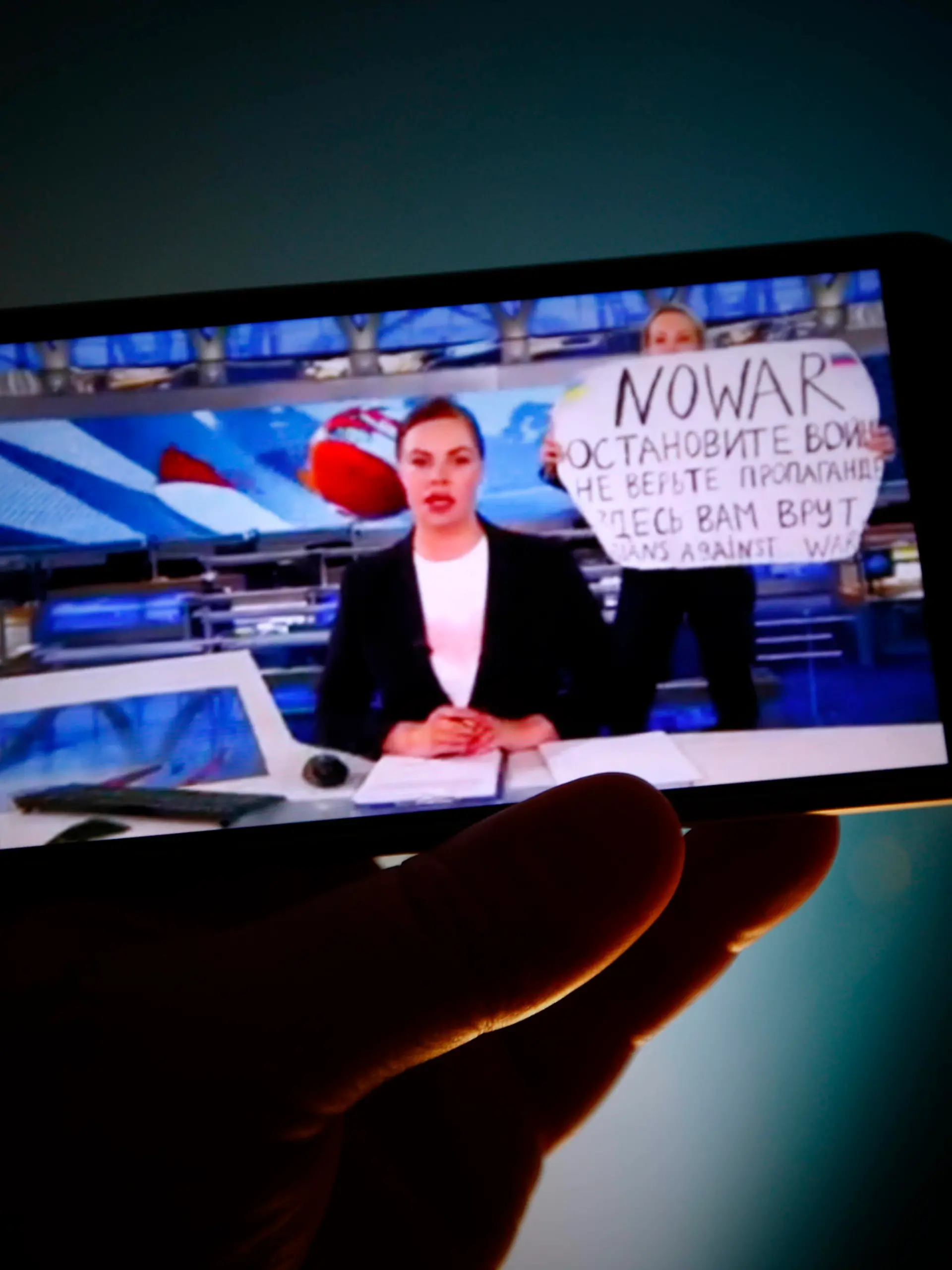  Anti-War Protester On Russian News Broadcast The evening news broadcast on the main Russian news channel, Channel 1 is seen on a mobile phone as it is interrupted by a woman protesting the war in Ukraine in this illustration photo on 15 March, 2022 in Warsaw, Poland. Marina Ovsyannikova, an employee of the network ran onto the stage with a sign reading No War and They re lying to you here . Warsaw Poland PUBLICATIONxNOTxINxFRA Copyright: xSTRx originalFilename: arriens-antiwarp220314_npO7y.jpg