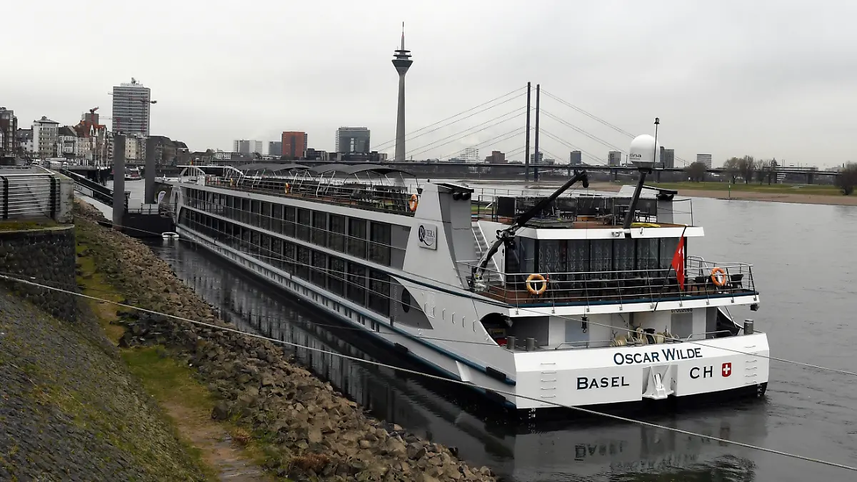 15.03.2022, Nordrhein-Westfalen, Düsseldorf: Das Hotelschiff Oscar Wilde, das als Unterkunft für Flüchtlinge genutzt wird, liegt am Rheinufer.
Auf einem Schiff ist eine junge Frau vergewaltigt worden. Zwei Verdächtige seien festgenommen worden, sagte ein Polizeisprecher am Dienstagmorgen auf Anfrage. Die Tat habe sich bereits am 6. März ereignet. Foto: Roberto Pfeil/dpa +++ dpa-Bildfunk +++