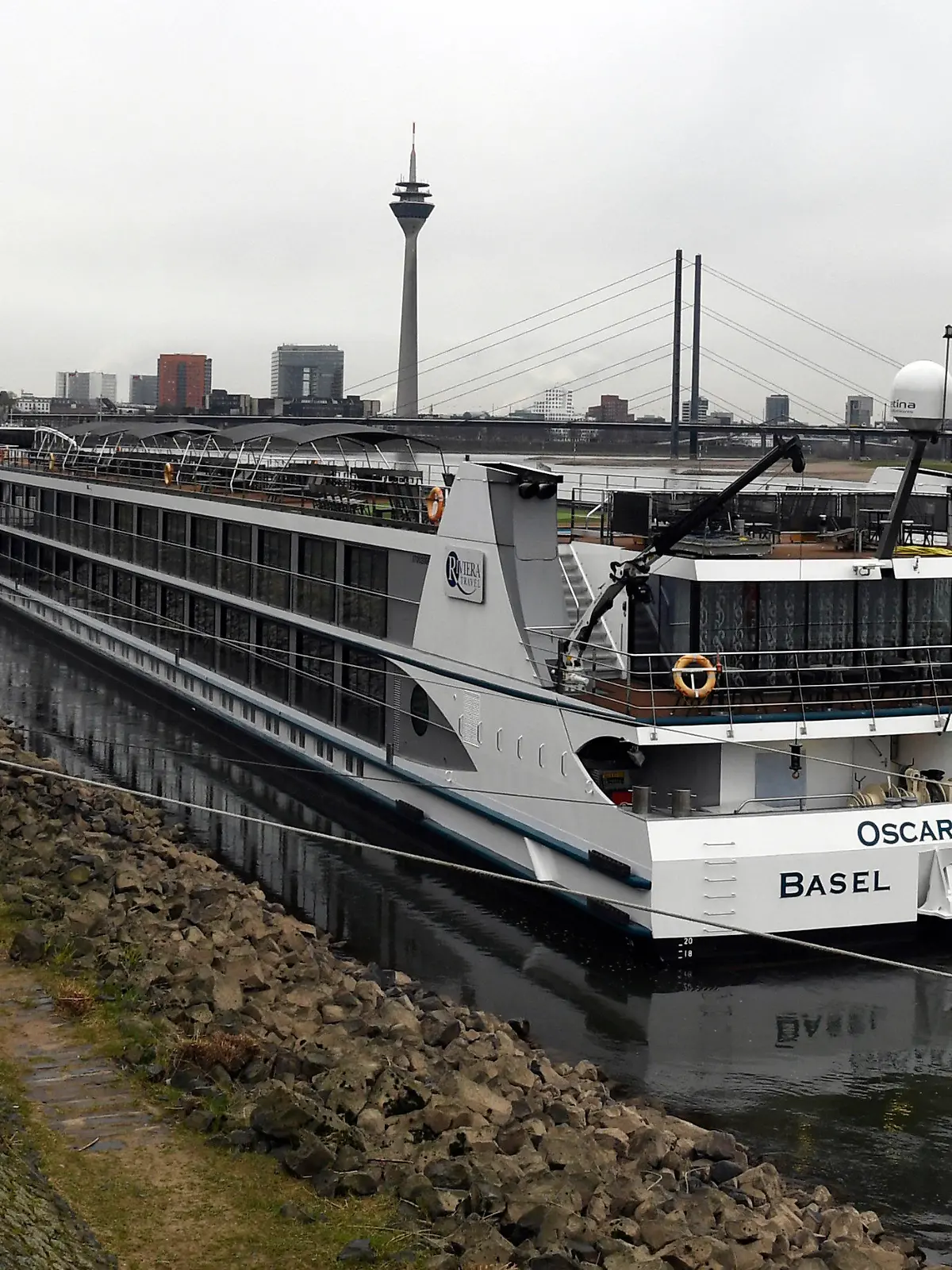 15.03.2022, Nordrhein-Westfalen, Düsseldorf: Das Hotelschiff Oscar Wilde, das als Unterkunft für Flüchtlinge genutzt wird, liegt am Rheinufer.
Auf einem Schiff ist eine junge Frau vergewaltigt worden. Zwei Verdächtige seien festgenommen worden, sagte ein Polizeisprecher am Dienstagmorgen auf Anfrage. Die Tat habe sich bereits am 6. März ereignet. Foto: Roberto Pfeil/dpa +++ dpa-Bildfunk +++