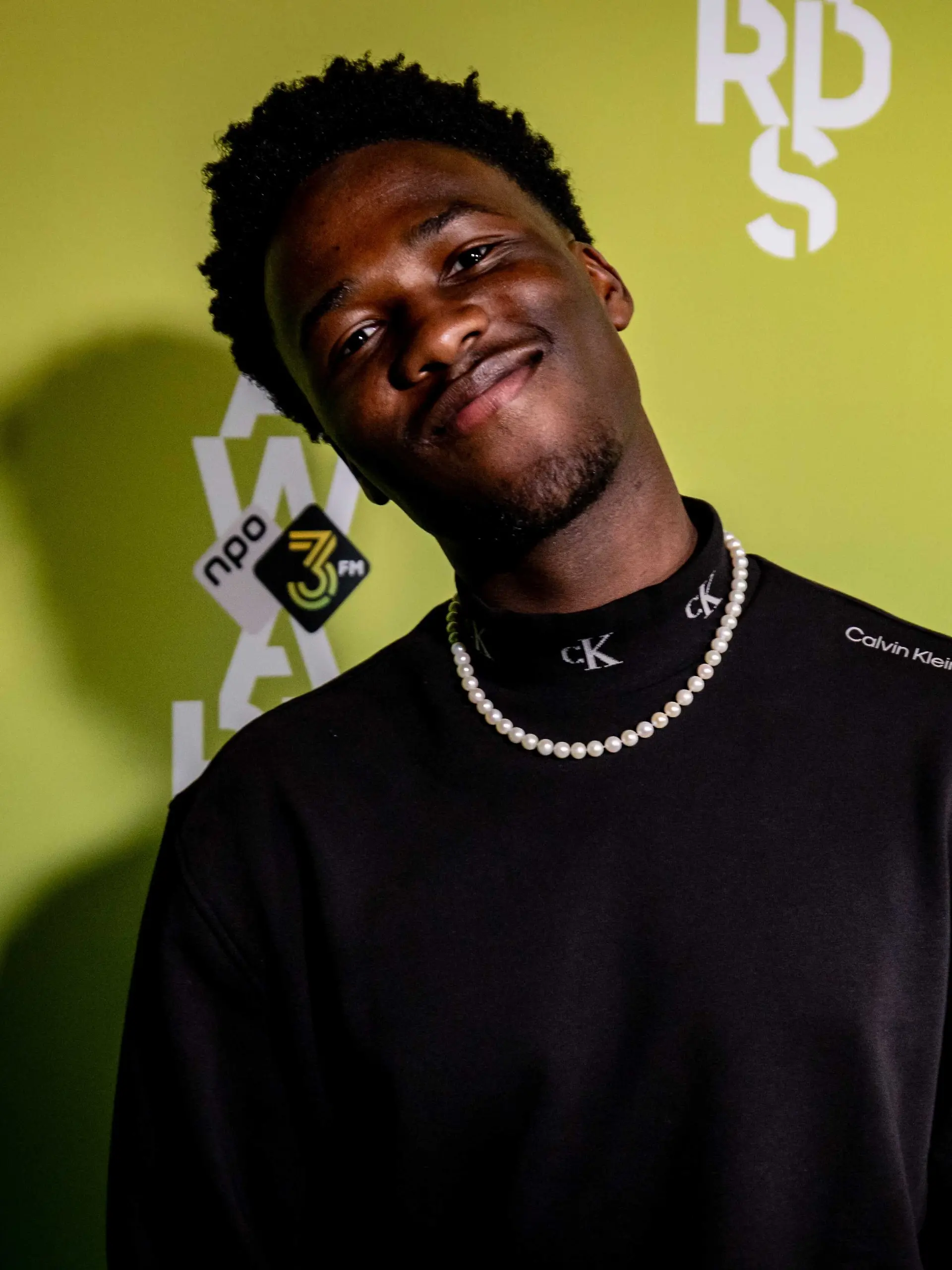 Claude Kiambe auf dem grünen Teppich vor der Verleihung der 3FM Awards, den jährlichen öffentlichen Poppreisen für die besten niederländischen Acts und Künstler. 