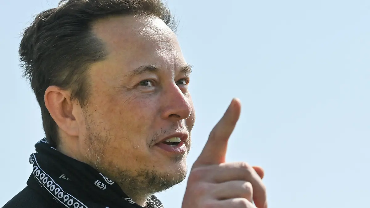 ARCHIV - 13.08.2021, Brandenburg, Grünheide: Elon Musk, Tesla-Chef, steht bei einem Pressetermin auf dem Gelände der Tesla Gigafactory. (zu dpa "Elon Musk fordert Putin zum Zweikampf auf - «Einsatz ist die Ukraine»") Foto: Patrick Pleul/dpa-Zentralbild/POOL/dpa +++ dpa-Bildfunk +++