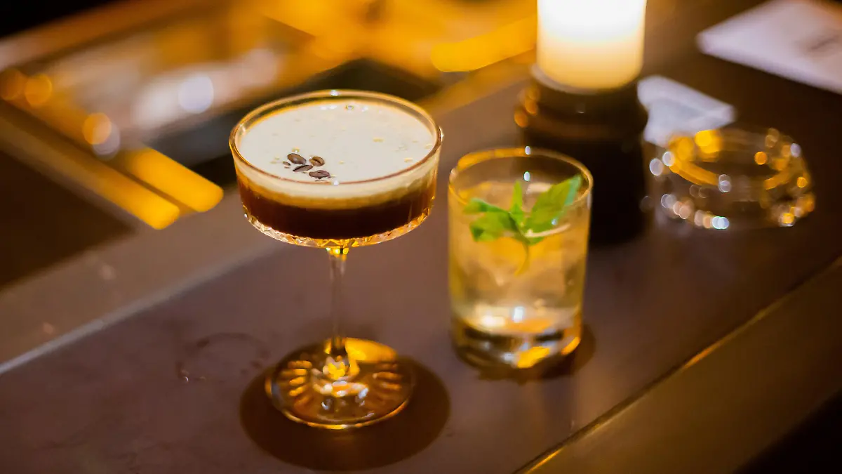 Ein Espresso-Martini (l) und ein Mindy-Cocktail stehen bei einem Porträttermin mit den Preisträgern des Mixology Bar Awards in der Kategorie «Pionier» Franke und Lautenschlager in der Cocktailbar «Stück» in Berlin-Kreuzberg auf dem Tresen. Die Auszeichnung würdigt herausragende Leistungen der deutschsprachigen Bar-Szene und wird traditionell am Vorabend des Bar Convent Berlin (BCB) vergeben – jeweils für das Folgejahr, damit die Gastronomen ihren Erfolg ein Jahr lang zelebrieren können.