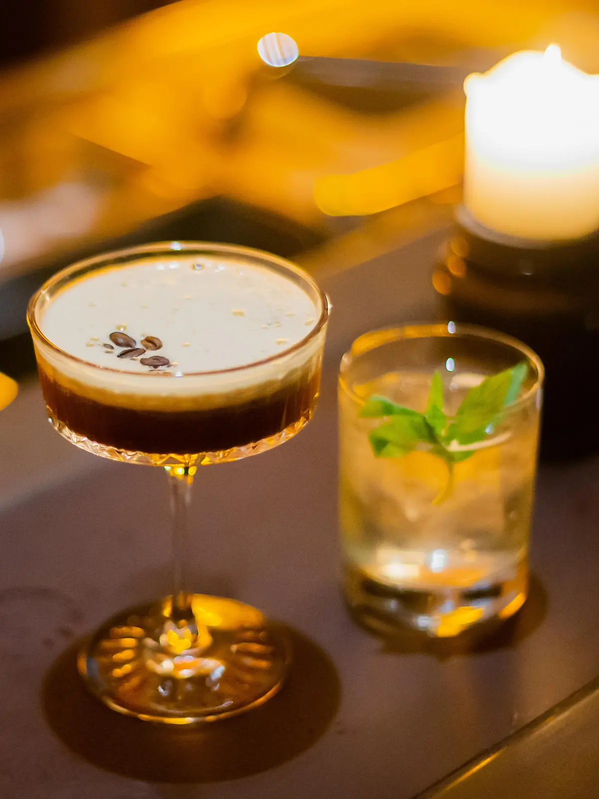Ein Espresso-Martini (l) und ein Mindy-Cocktail stehen bei einem Porträttermin mit den Preisträgern des Mixology Bar Awards in der Kategorie «Pionier» Franke und Lautenschlager in der Cocktailbar «Stück» in Berlin-Kreuzberg auf dem Tresen. Die Auszeichnung würdigt herausragende Leistungen der deutschsprachigen Bar-Szene und wird traditionell am Vorabend des Bar Convent Berlin (BCB) vergeben – jeweils für das Folgejahr, damit die Gastronomen ihren Erfolg ein Jahr lang zelebrieren können.