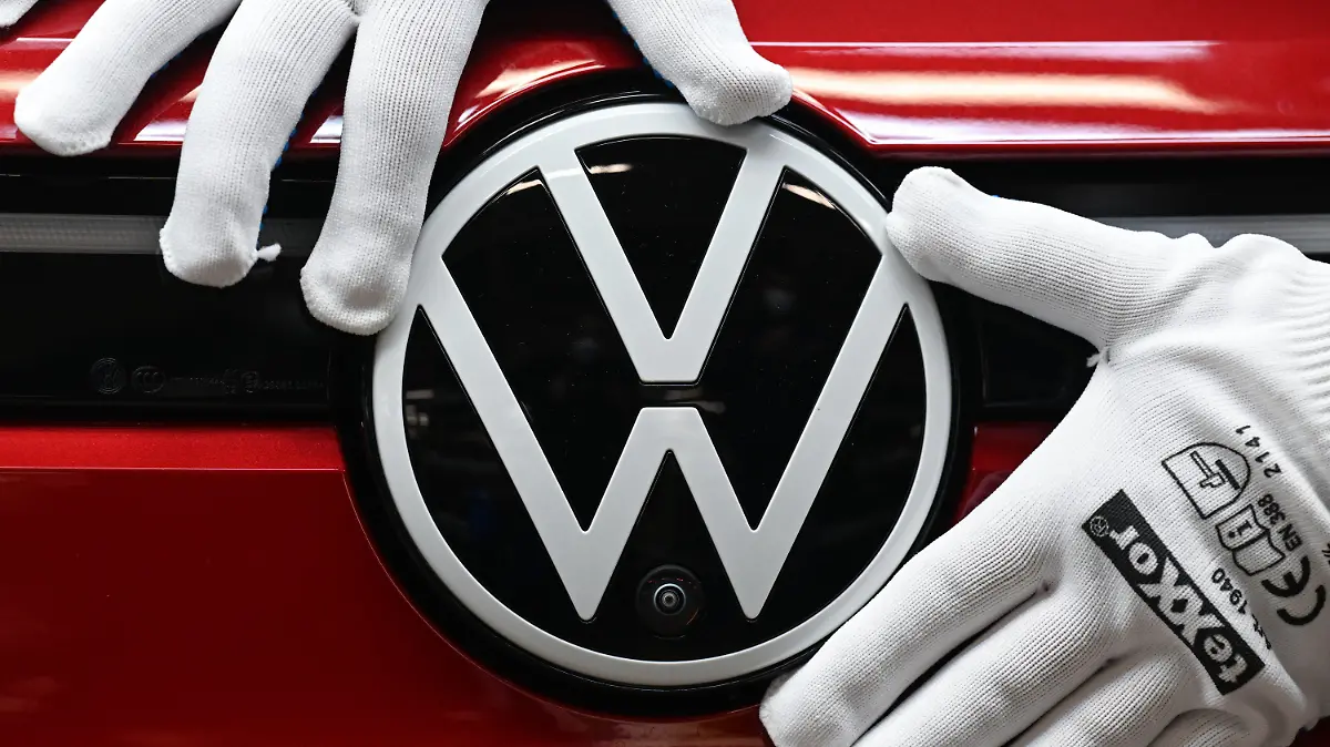 ARCHIV - 27.01.2022, Sachsen, Zwickau: Ein ID.5 steht im Werk von Volkswagen in Zwickau in einem Lichttunnel. Volkswagen lässt sich die politische Kontaktpflege zu Mitgliedern von Bundestag und Bundesregierung laut seinem ersten Eintrag in das neue Lobbyregister derzeit 6,5 Millionen Euro jährlich kosten. (zu dpa "VW im Lobbyregister: 6,5 Millionen Euro und 52 Interessenvertreter") Foto: Hendrik Schmidt/dpa +++ dpa-Bildfunk +++