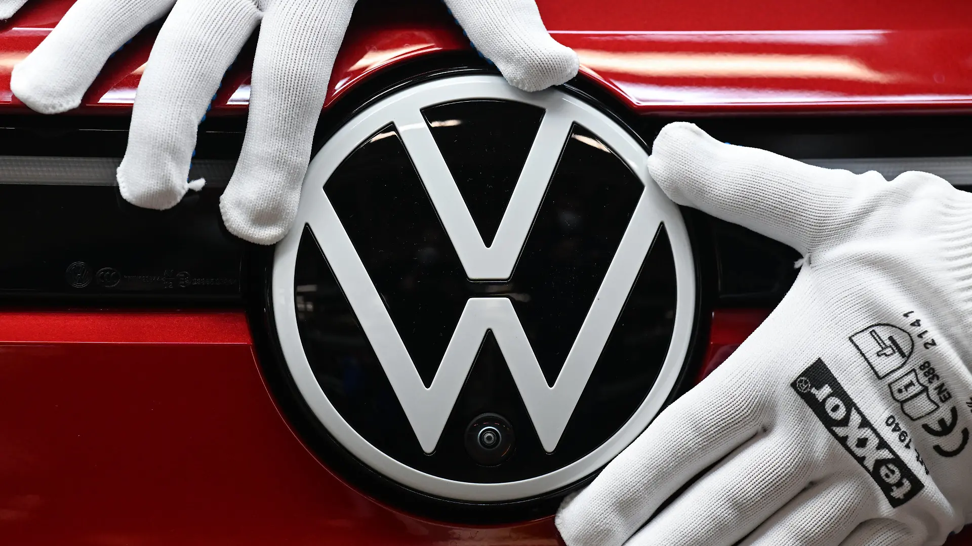 ARCHIV - 27.01.2022, Sachsen, Zwickau: Ein ID.5 steht im Werk von Volkswagen in Zwickau in einem Lichttunnel. Volkswagen lässt sich die politische Kontaktpflege zu Mitgliedern von Bundestag und Bundesregierung laut seinem ersten Eintrag in das neue Lobbyregister derzeit 6,5 Millionen Euro jährlich kosten. (zu dpa "VW im Lobbyregister: 6,5 Millionen Euro und 52 Interessenvertreter") Foto: Hendrik Schmidt/dpa +++ dpa-Bildfunk +++