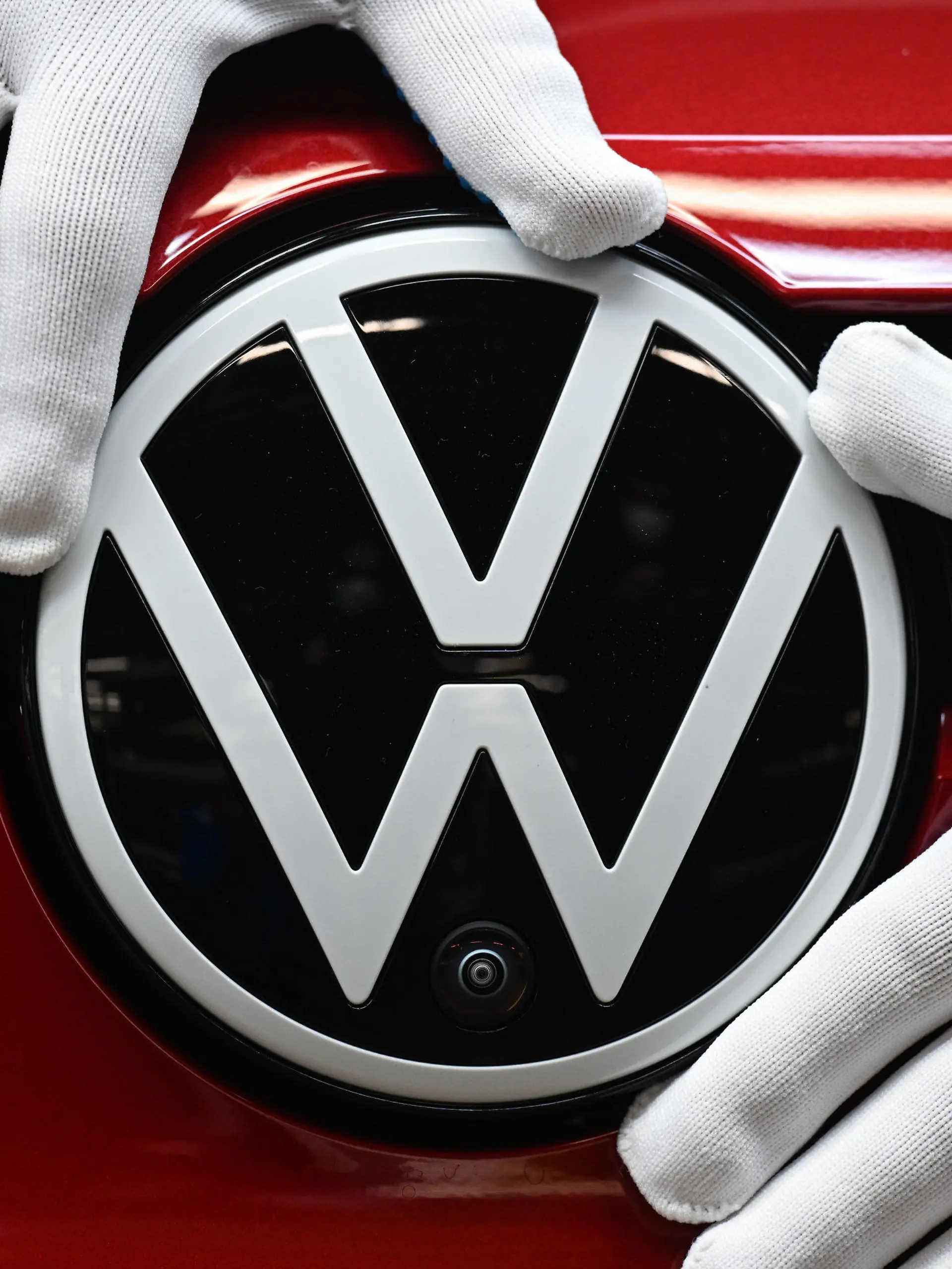 ARCHIV - 27.01.2022, Sachsen, Zwickau: Ein ID.5 steht im Werk von Volkswagen in Zwickau in einem Lichttunnel. Volkswagen lässt sich die politische Kontaktpflege zu Mitgliedern von Bundestag und Bundesregierung laut seinem ersten Eintrag in das neue Lobbyregister derzeit 6,5 Millionen Euro jährlich kosten.     (zu dpa "VW im Lobbyregister: 6,5 Millionen Euro und 52 Interessenvertreter") Foto: Hendrik Schmidt/dpa +++ dpa-Bildfunk +++