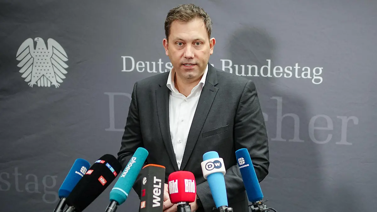 24.02.2022, Berlin: Lars Klingbeil, SPD-Bundesvorsitzender, spricht nach der Sondersitzung des Verteidigungsausschusses im Bundestag zu den Medienvertretern. Am Morgen wurde die Ukraine von russischen Streitkräften angegriffen. Foto: Kay Nietfeld/dpa +++ dpa-Bildfunk +++