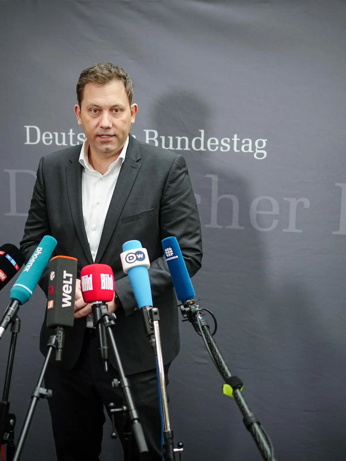 24.02.2022, Berlin: Lars Klingbeil, SPD-Bundesvorsitzender, spricht nach der Sondersitzung des Verteidigungsausschusses im Bundestag zu den Medienvertretern. Am Morgen wurde die Ukraine von russischen Streitkräften angegriffen. Foto: Kay Nietfeld/dpa +++ dpa-Bildfunk +++