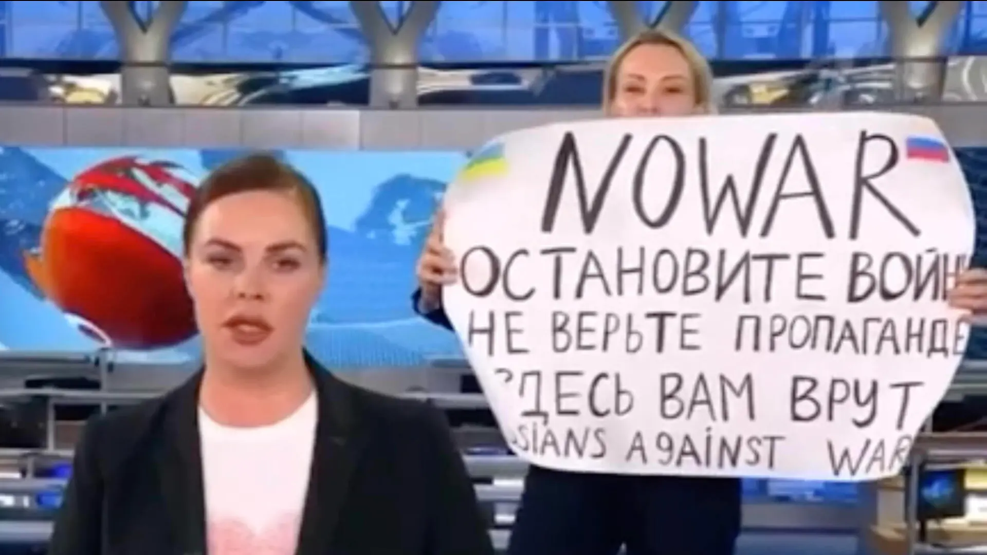 foto IPP da video 14-03-2022 la giornalista Marina Ovsyannikova irrompe in diretta televisiva durante Vremya, il principale telegiornale russo mostrando un cartello con su scritto Non credete alla propaganda, qui vi mentono *** IPP photo from video 14 03 2022 journalist Marina Ovsyannikova bursts on live TV during Vremya, the main Russian news showing a sign saying Dont believe the propaganda, here they lie to you PUBLICATIONxNOTxINxITAxFIN 0