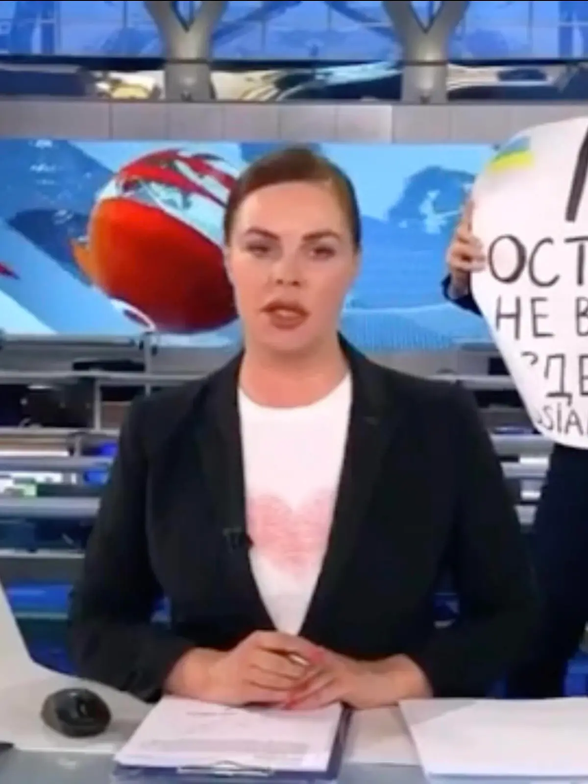  foto IPP da video 14-03-2022 la giornalista Marina Ovsyannikova irrompe in diretta televisiva durante Vremya, il principale telegiornale russo mostrando un cartello con su scritto Non credete alla propaganda, qui vi mentono *** IPP photo from video 14 03 2022 journalist Marina Ovsyannikova bursts on live TV during Vremya, the main Russian news showing a sign saying Dont believe the propaganda, here they lie to you PUBLICATIONxNOTxINxITAxFIN 0
