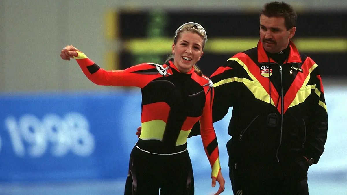 Bildnummer: 00048060 Datum: 11.02.1998 Copyright: imago/Camera 4
Anni Friesinger (Deutschland) erschöpft aber glücklich nach ihrem Rennen über 3000m, rechts ihr Trainer Markus Eicher; Anna, Gestik, Winken, Lächeln Olympische Winterspiele, Spiele, Olympia, Olympiade, 3000m Nagano M-Wave Glück, Erschöpfung, Freude, Freude, Eisschnellauf OS Winter Damen Einzel Japan Gruppenbild optimistisch Randmotiv Personen