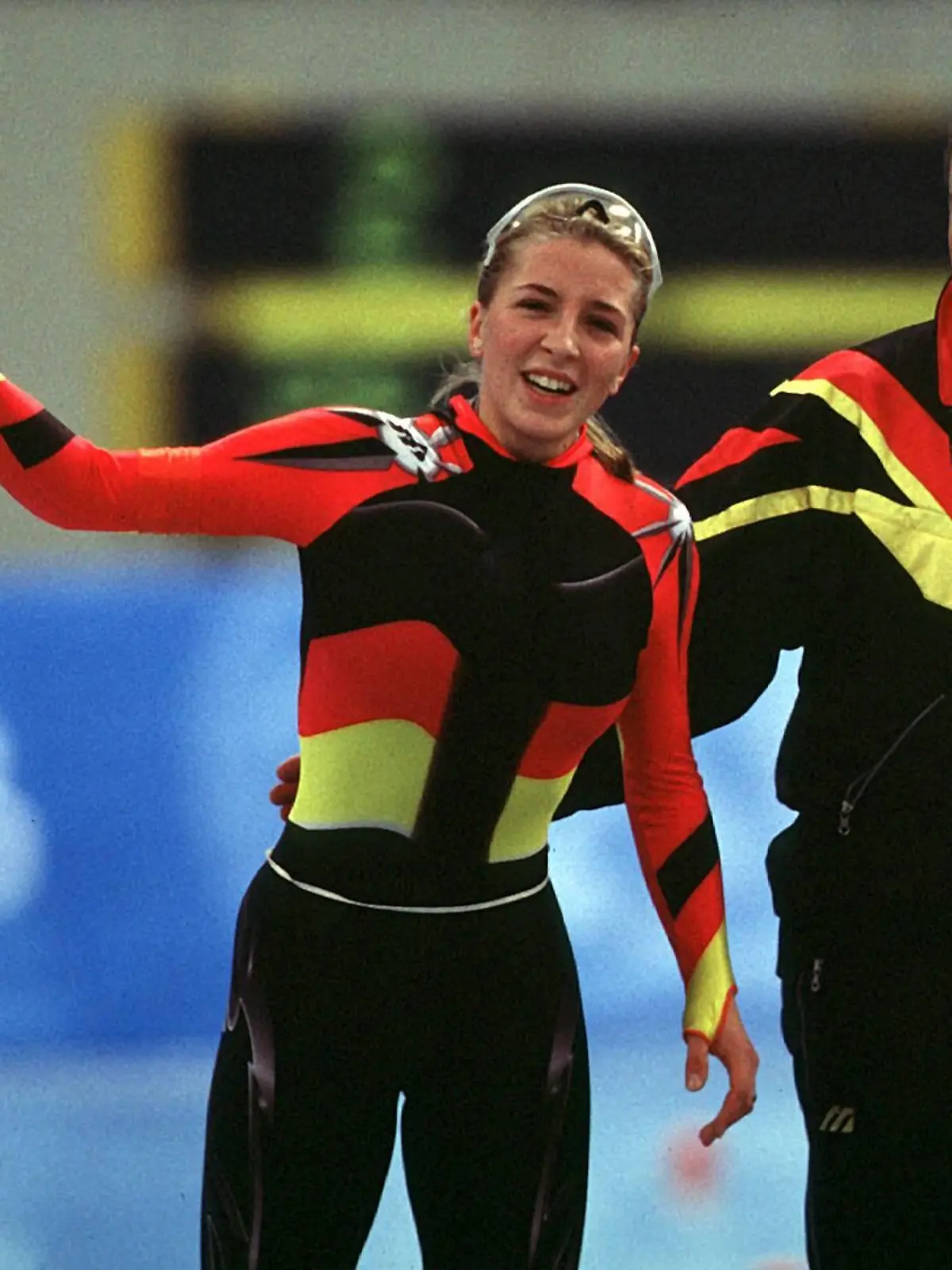 Bildnummer: 00048060  Datum: 11.02.1998  Copyright: imago/Camera 4
Anni Friesinger (Deutschland) erschöpft aber glücklich nach ihrem Rennen über 3000m, rechts ihr Trainer Markus Eicher; Anna,  Gestik, Winken, Lächeln Olympische Winterspiele, Spiele, Olympia, Olympiade, 3000m Nagano M-Wave Glück, Erschöpfung, Freude, Freude, Eisschnellauf OS Winter Damen Einzel Japan Gruppenbild optimistisch Randmotiv Personen
