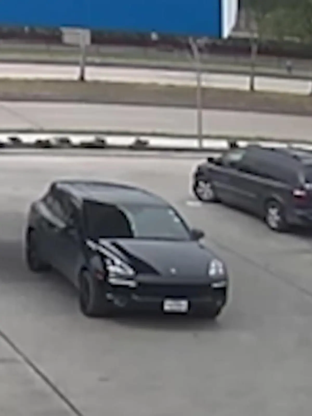 In Houston, Texas haben Diebe über eine eingebaute Falltür in ihrem Auto Sprit aus einem unterirdischen Tank einer Tankstelle abgepumpt.