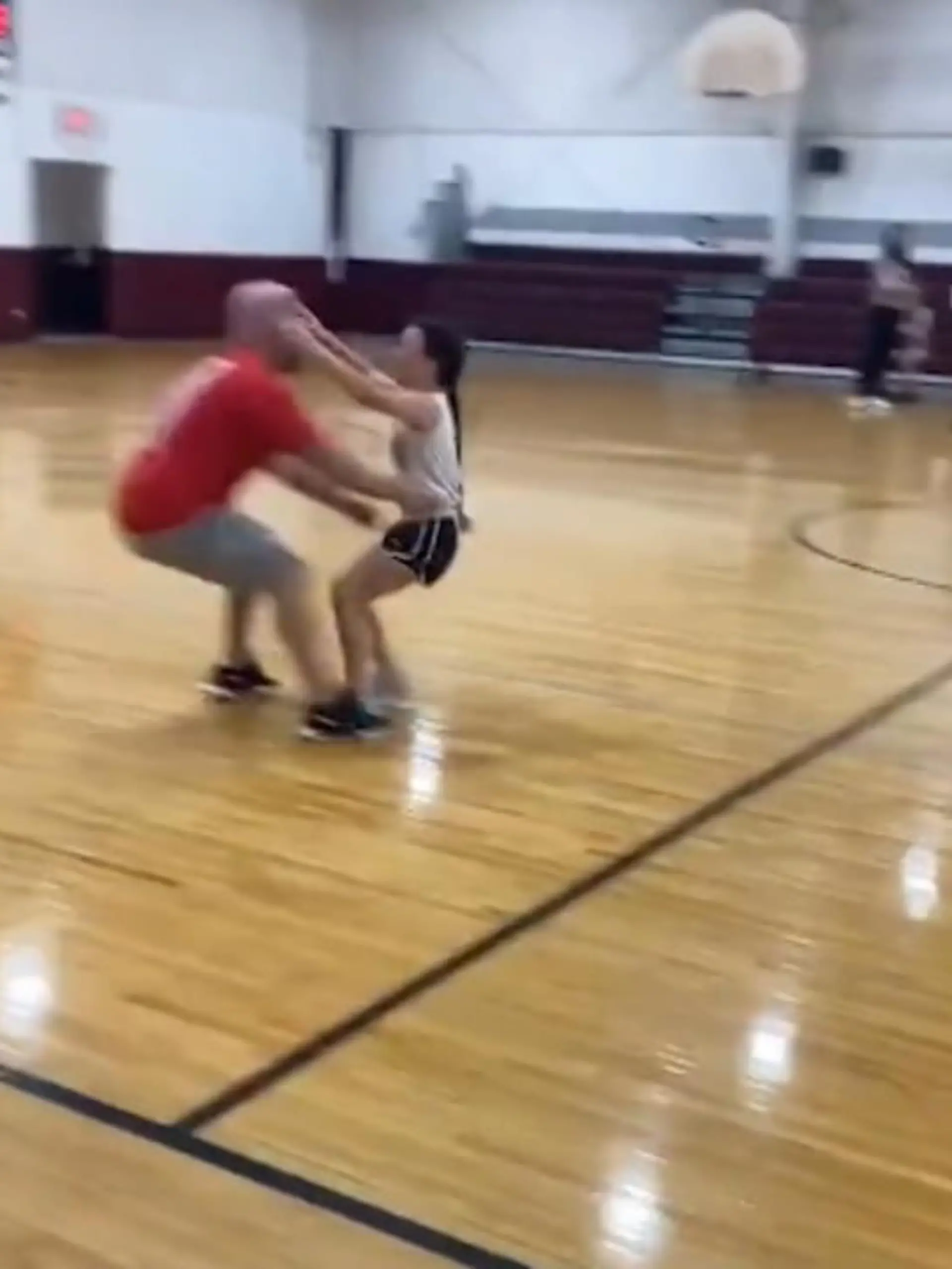 Stundenlang haben Larry Mac und seine Tochter zu Hause trainiert – und zwar für diesen Moment! Der Amerikaner schaut im Video dem Basketballspiel seiner Tochter zu, als es plötzlich passiert –ihr erster Punkt! Und weil die Kleine es auch kaum fassen kann, rennt sie sofort zu ihrem Papa, um das Ganze zu feiern.
