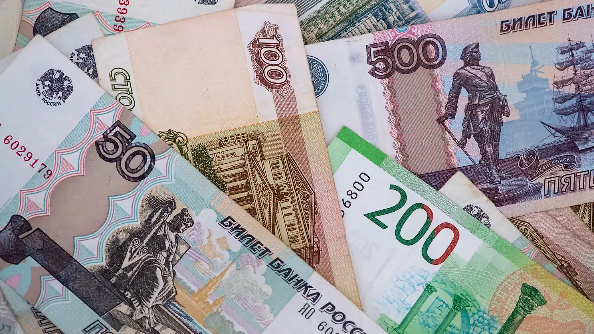 ARCHIV - 28.02.2022, Bayern, München: Russische Rubel-Banknoten liegen auf einem Tisch. Die US-Ratingagentur Standard & Poor's (S&P) hat Russlands Kreditwürdigkeit aufgrund neuer westlicher Sanktionen wegen des Krieges gegen die Ukraine weiter abgestuft. Foto: Sven Hoppe/dpa +++ dpa-Bildfunk +++