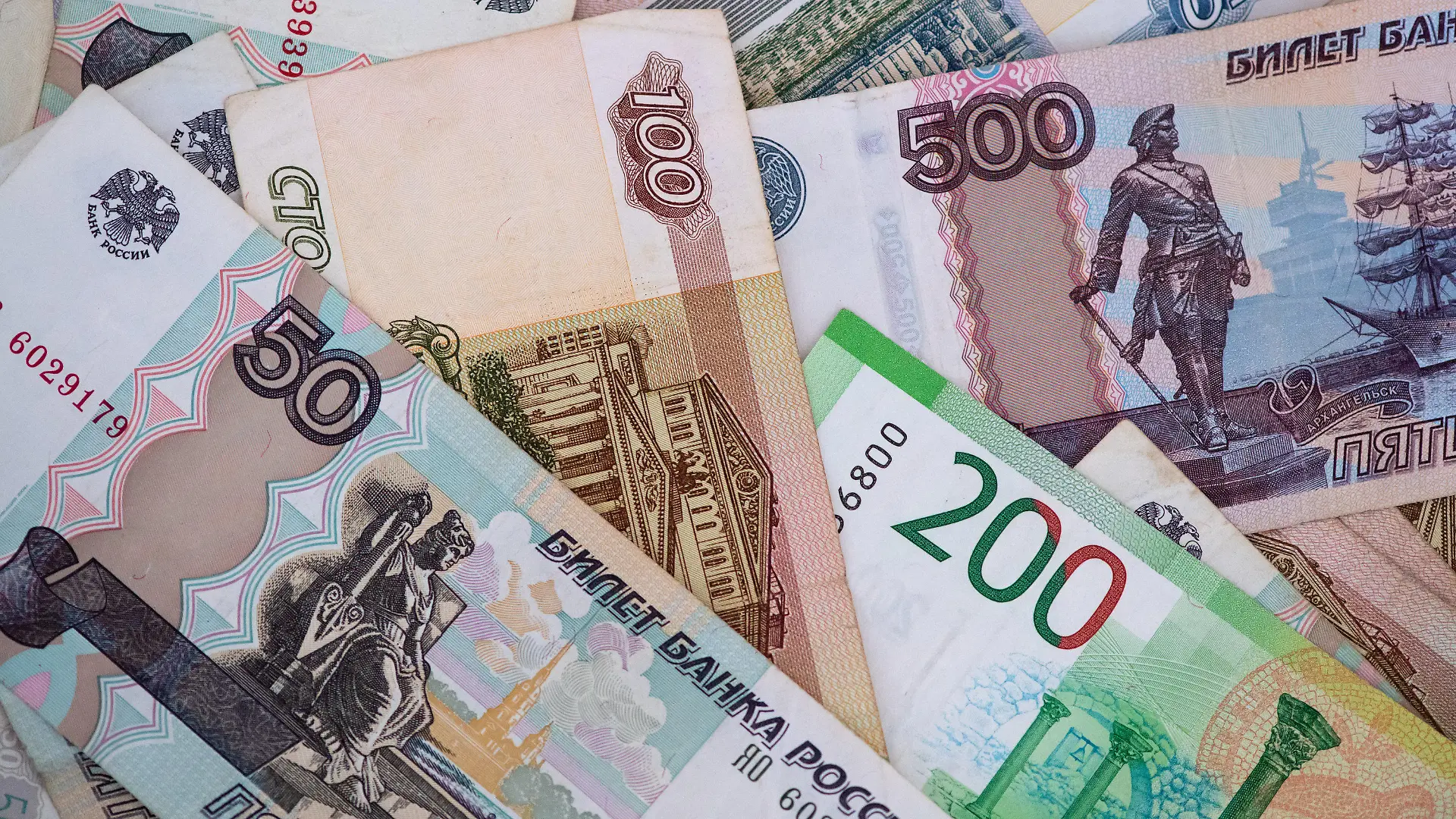 ARCHIV - 28.02.2022, Bayern, München: Russische Rubel-Banknoten liegen auf einem Tisch. Die US-Ratingagentur Standard & Poor's (S&P) hat Russlands Kreditwürdigkeit aufgrund neuer westlicher Sanktionen wegen des Krieges gegen die Ukraine weiter abgestuft. Foto: Sven Hoppe/dpa +++ dpa-Bildfunk +++