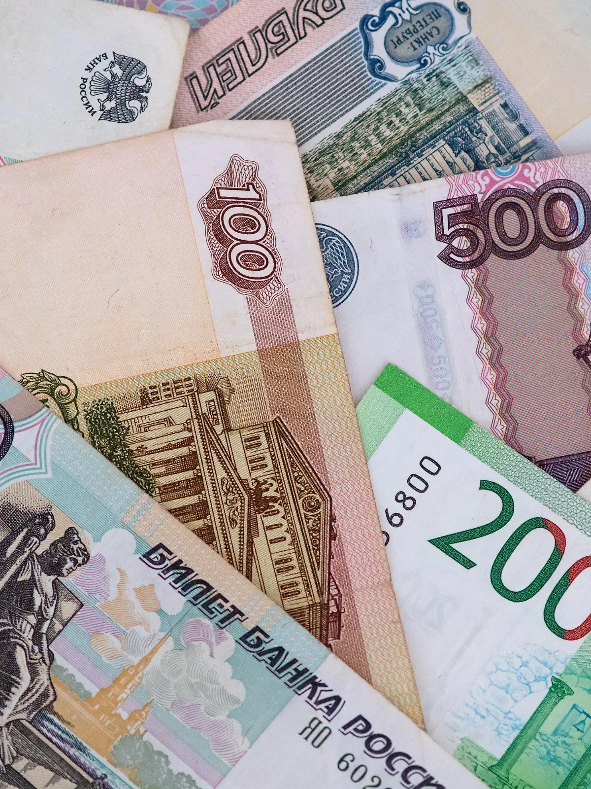 ARCHIV - 28.02.2022, Bayern, München: Russische Rubel-Banknoten liegen auf einem Tisch. Die US-Ratingagentur Standard & Poor's (S&P) hat Russlands Kreditwürdigkeit aufgrund neuer westlicher Sanktionen wegen des Krieges gegen die Ukraine weiter abgestuft. Foto: Sven Hoppe/dpa +++ dpa-Bildfunk +++