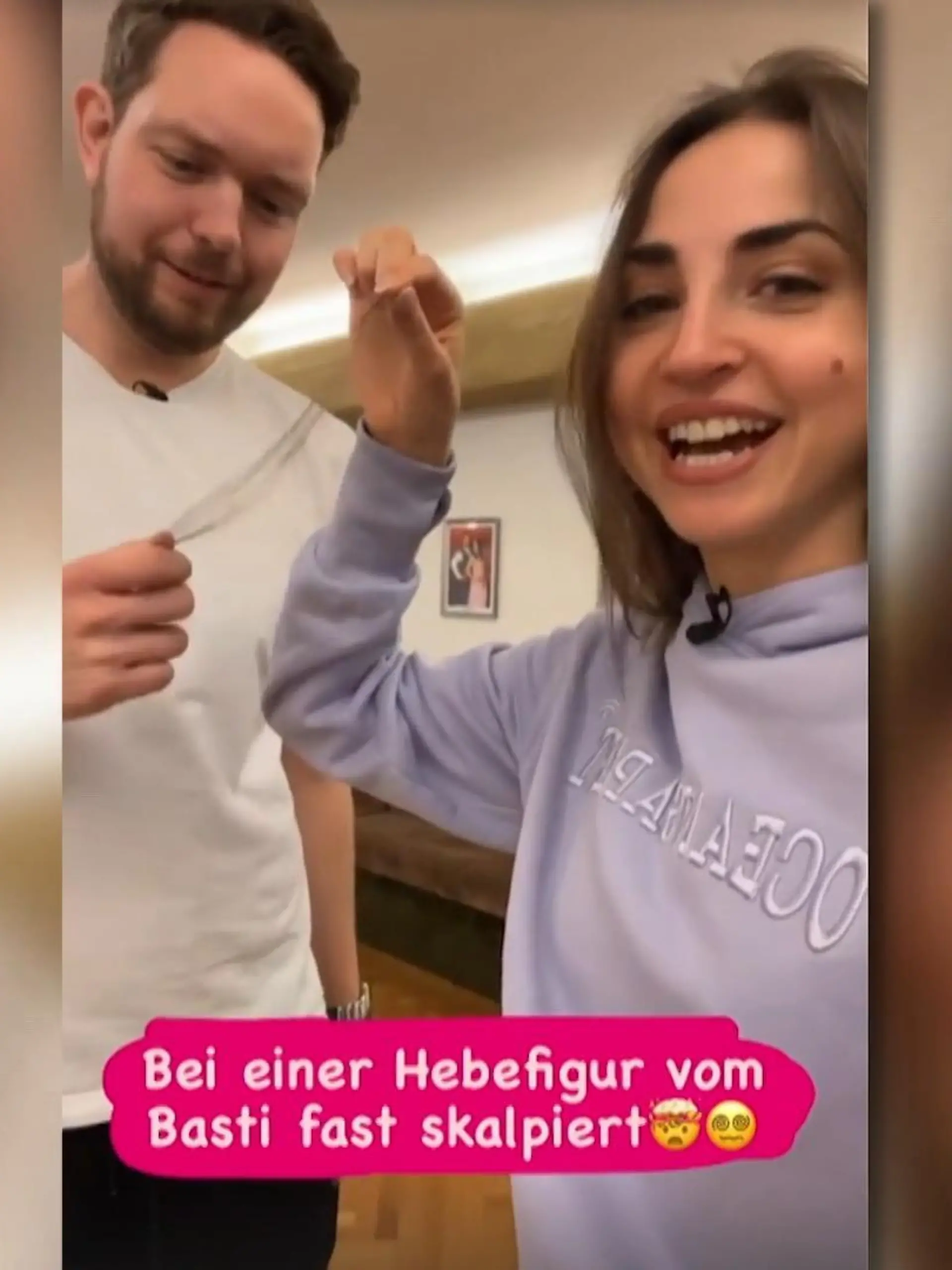 Autsch! Bastian Bielendorfer hat Ekaterina Leonova eine Strähne rausgerissen.