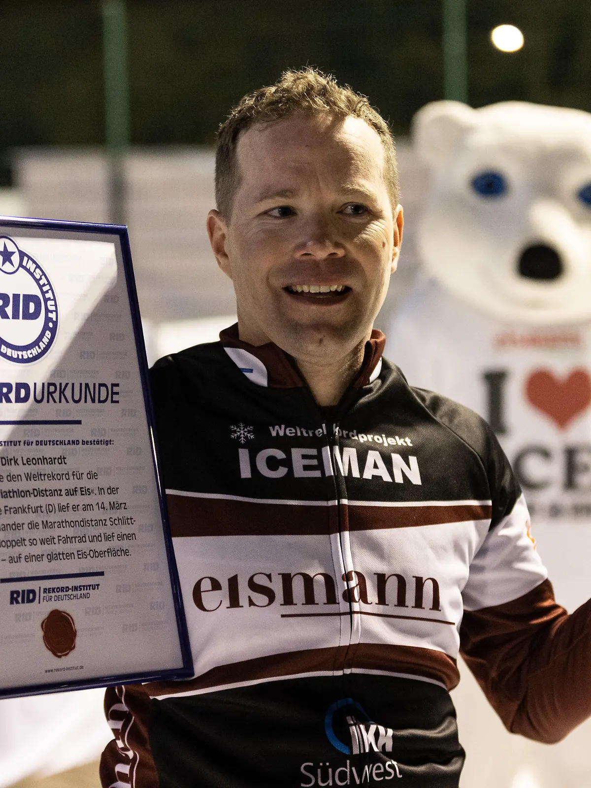 14.03.2022, Hessen, Frankfurt/M.: Der Extremsportler Dirk Leonhardt hält nach seinem Weltrekordversuch «Der längste Triathlon auf Eis» eine Rekordurkunde in der Hand. Foto: Hannes P. Albert/dpa +++ dpa-Bildfunk +++
