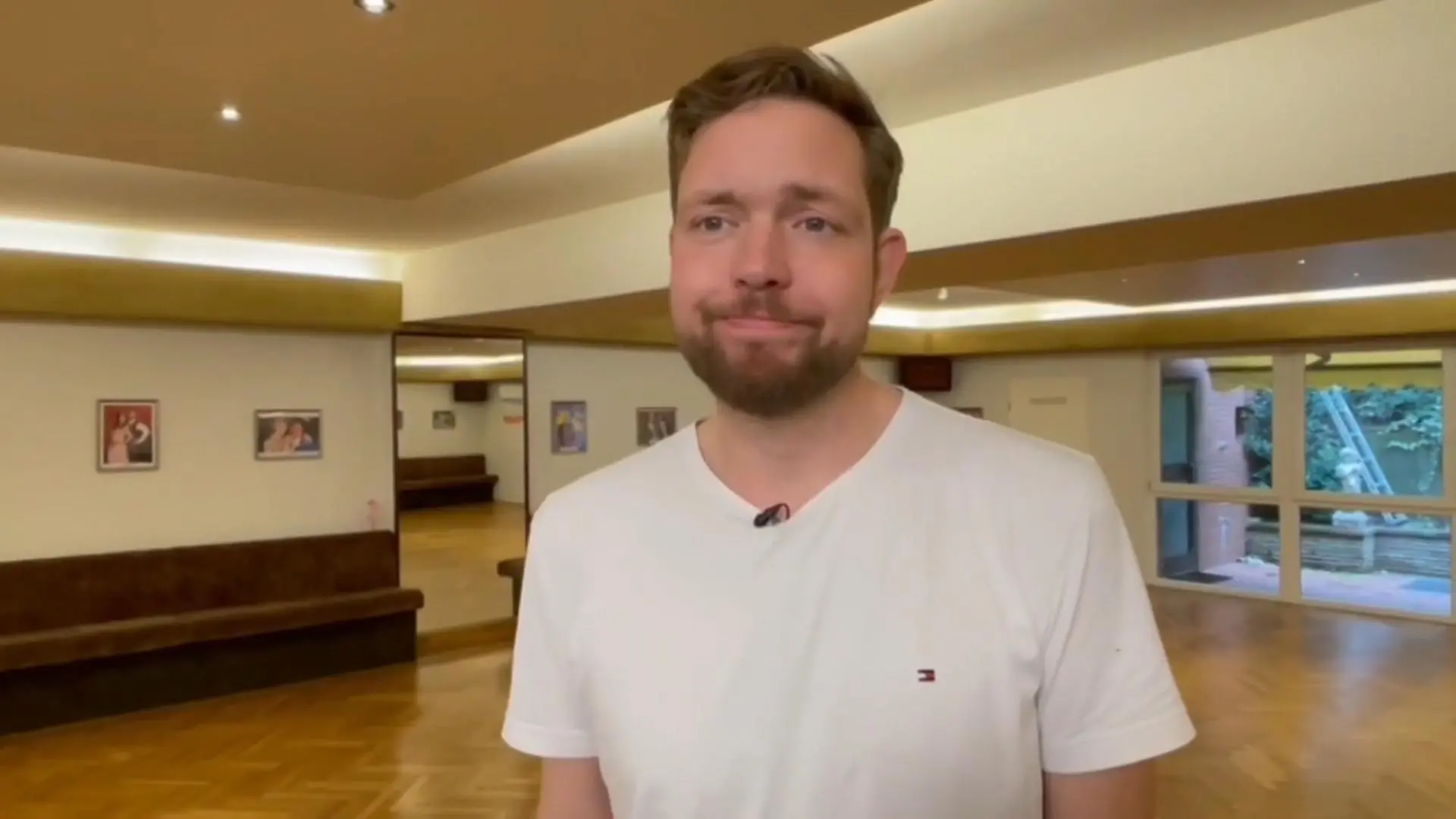 Bastian Bielendorfer erklärt sein Handicap Tanzen mit Narbe am Rücken