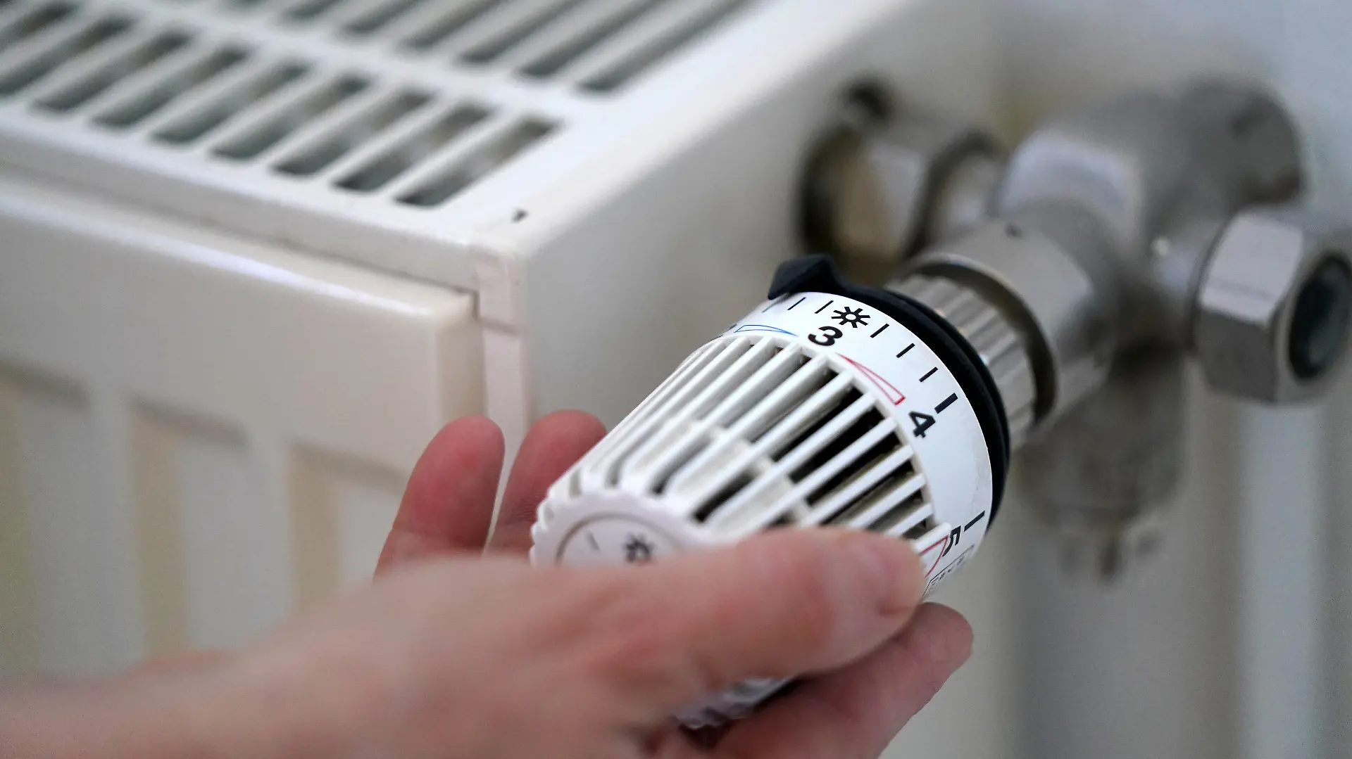 09.03.2022, Hamburg: ILLUSTRATION - Eine Frau dreht an einem Heizungsthermostat. Die steigenden Energiekosten bereiten vielen Haushalten Sorge. Strom- und Gaspreise sind auch für Verbraucher in den vergangenen Monaten teilweise drastisch erhöht worden. Foto: Marcus Brandt/dpa +++ dpa-Bildfunk +++