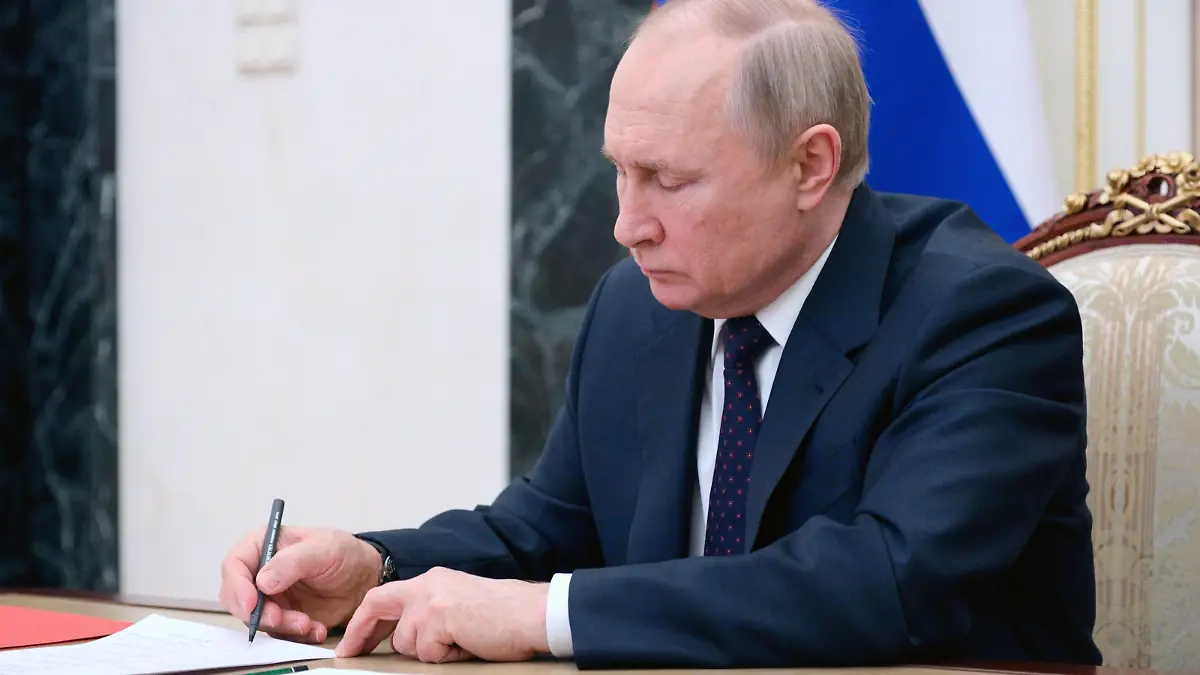 Russia Putin Security Council 8138094 11.03.2022 Russian President Vladimir Putin chairs a meeting with members of the Security Council via teleconference call at the Kremlin in Moscow, Russia. Mikhail Klimentyev / Sputnik Moscow Russia PUBLICATIONxINxGERxSUIxAUTxONLY Copyright: xMikhailxKlimentyevx