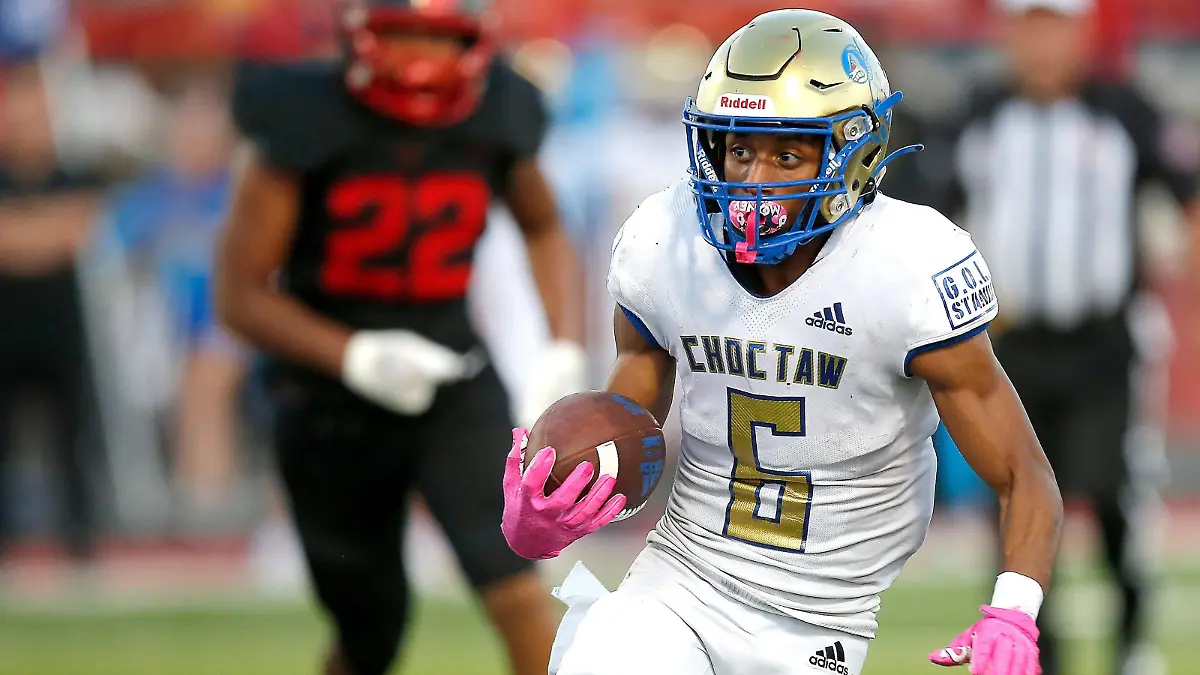 Syndication: The Oklahoman Choctaws JuJu Smith rushes during the high school football game between Del City and Choctaw at Del City High School in Del City, Okla., Friday, Aug., 26, 2022. Hs Football Oklahoma City OK , EDITORIAL USE ONLY PUBLICATIONxINxGERxSUIxAUTxONLY Copyright: xSARAHxPHIPPS/THExOKLAHOMANx 18932412