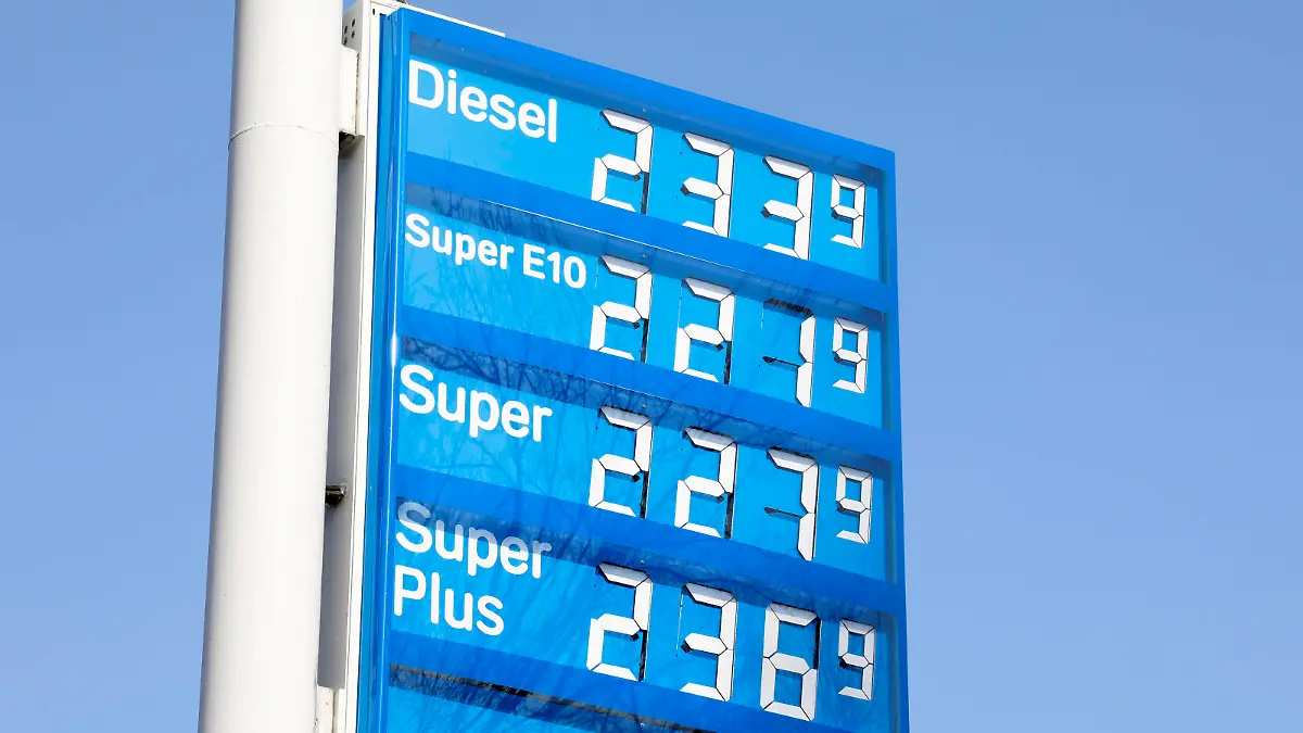  Die Benzin- und Dieselpreise haben neue Höchststände an den Tankstellen in Deutschland erreicht. Die Auswirkungen des Ukraine-Kriegs sorgen am Markt weiter für große Nervosität. Im Bild eine Aral Tankstelle Vor dem Schlesischen Tor. Themenbild, Symbolbild Berlin, 15.03.2022 *** The gasoline and diesel prices have reached new highs at the gas stations in Germany The effects of the Ukraine war continue to cause great nervousness in the market In the picture an Aral gas station Before the Schlesisches Tor Theme image, symbol image Berlin, 15 03 2022 Foto:xS.xGabschx/xFuturexImage