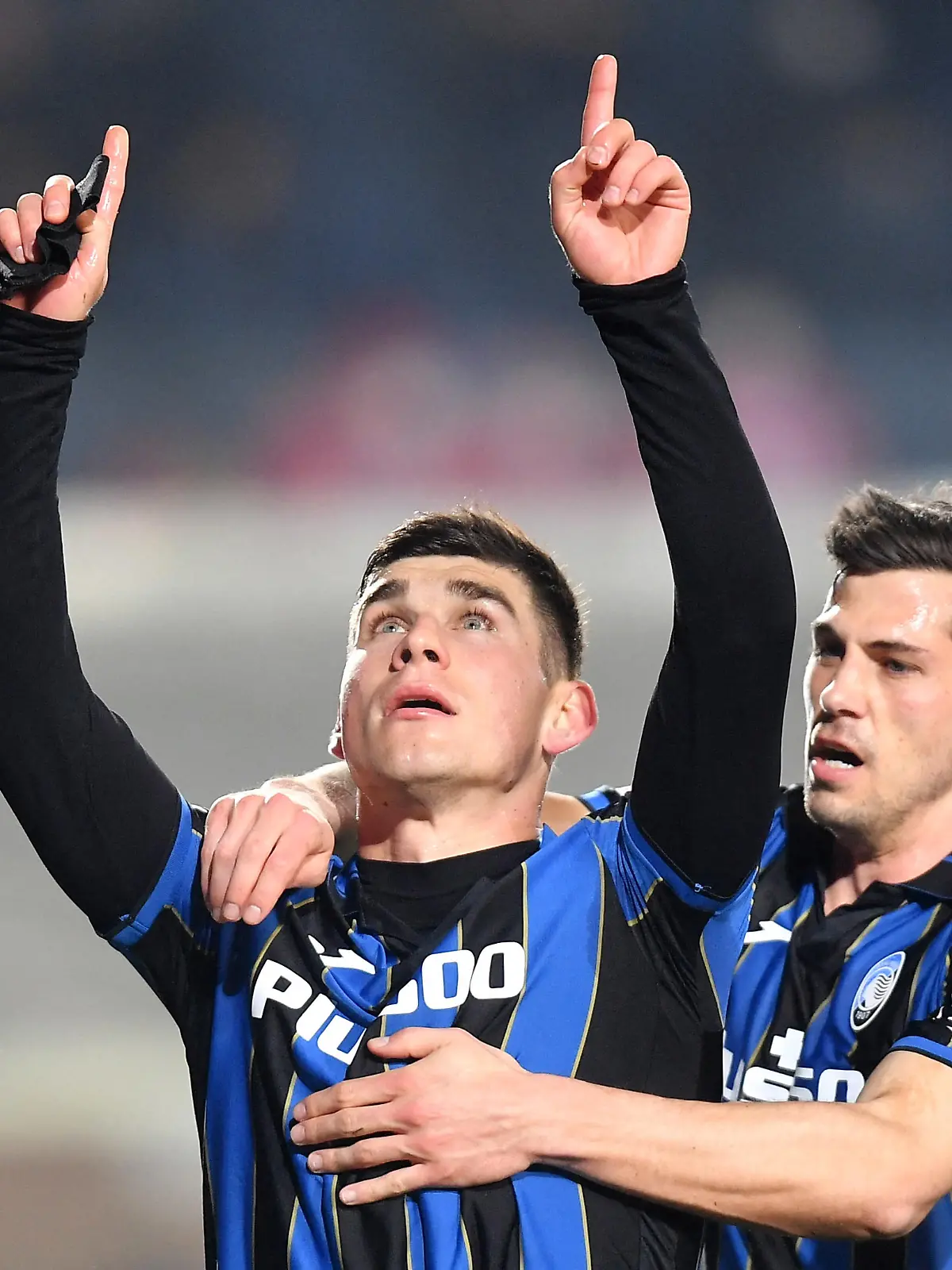 Soccer Football - Europa League - Round of 16 First Leg - Atalanta v Bayer Leverkusen - Stadio Atleti Azzurri, Bergamo, Italy - March 10, 2022 Atalanta's Ruslan Malinovskyi celebrates scoring their first goal with Remo Freuler REUTERS/Daniele Mascolo