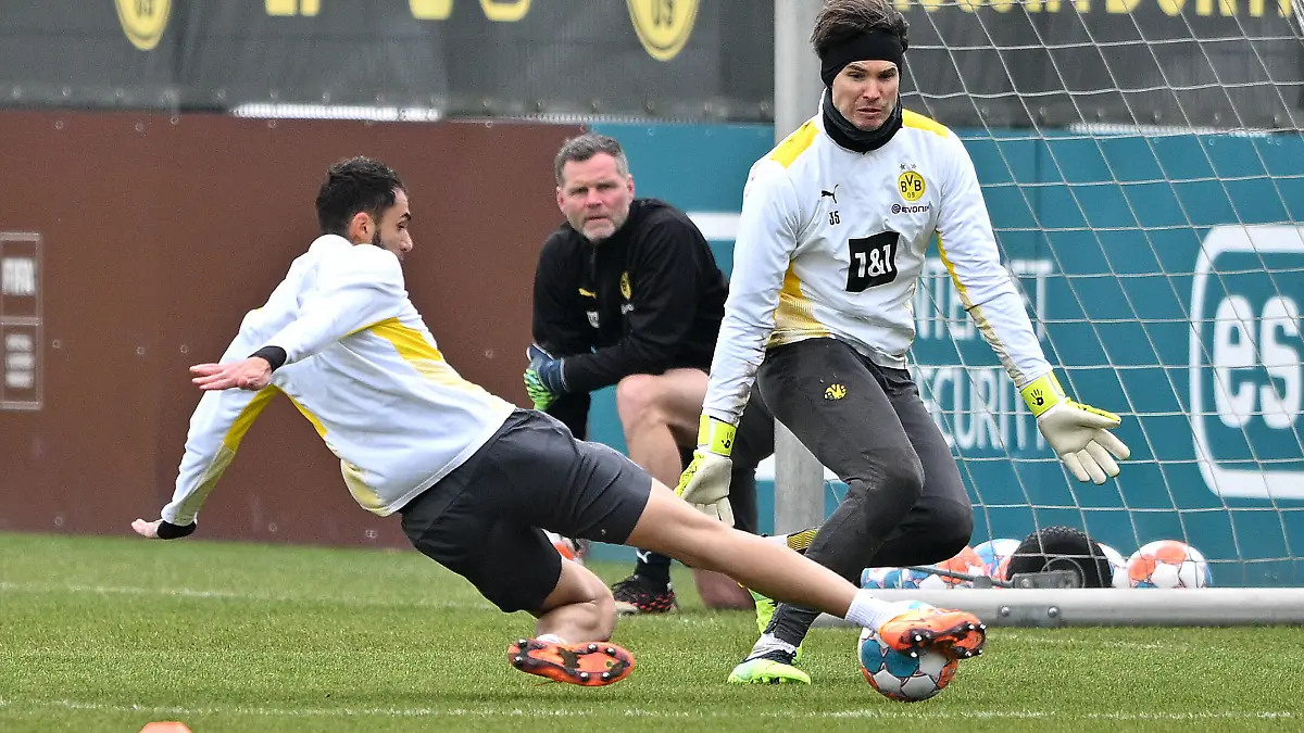  Fußball: 1. Bundesliga, Saison 2021/2022, Training von Borussia Dortmund am 14.03.2022 in Dortmund Brackel Nordrhein-Westfalen. Alan Aussi l und Dortmunds Torwart Marwin Hitz kämpfen um den Ball. *** Soccer 1 Bundesliga, season 2021 2022, training of Borussia Dortmund on 14 03 2022 in Dortmund Brackel North Rhine Westphalia Alan Aussi l and Dortmunds goalkeeper Marwin Hitz fight for the ball Copyright: xDavidxInderliedx