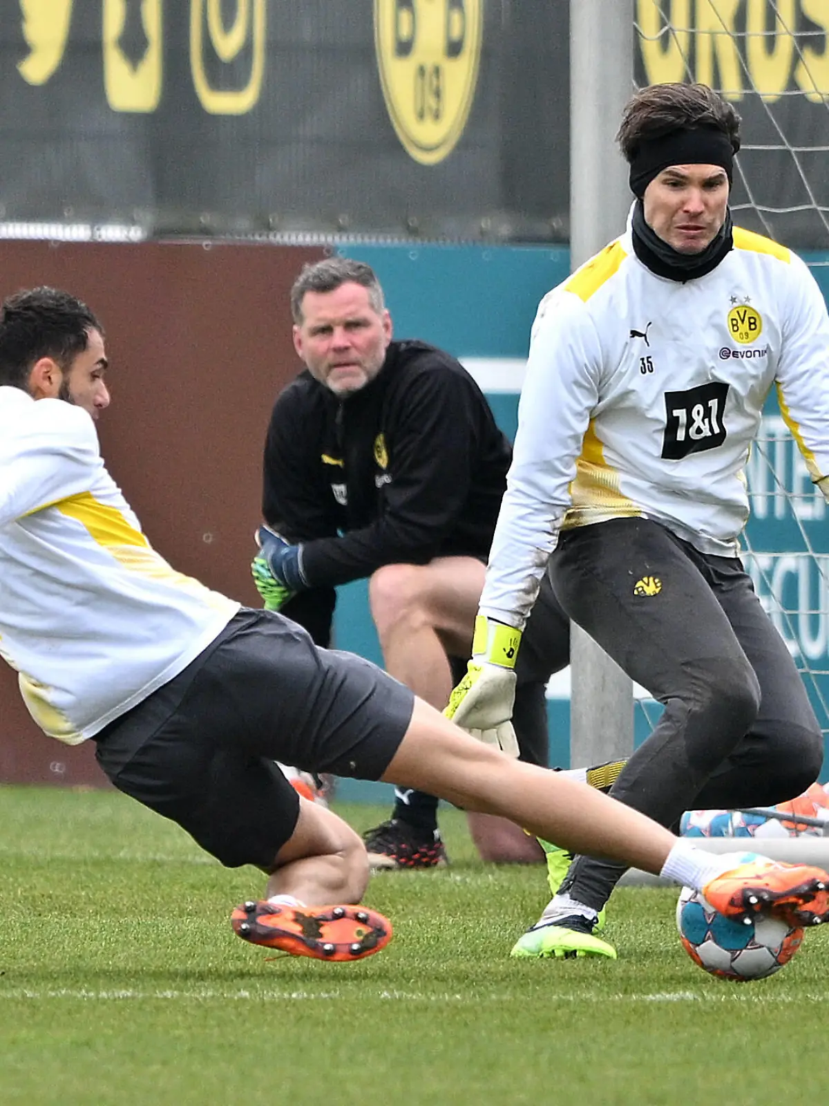  Fußball: 1. Bundesliga, Saison 2021/2022, Training von Borussia Dortmund am 14.03.2022 in Dortmund Brackel Nordrhein-Westfalen. Alan Aussi l und Dortmunds Torwart Marwin Hitz kämpfen um den Ball. *** Soccer 1 Bundesliga, season 2021 2022, training of Borussia Dortmund on 14 03 2022 in Dortmund Brackel North Rhine Westphalia Alan Aussi l and Dortmunds goalkeeper Marwin Hitz fight for the ball Copyright: xDavidxInderliedx
