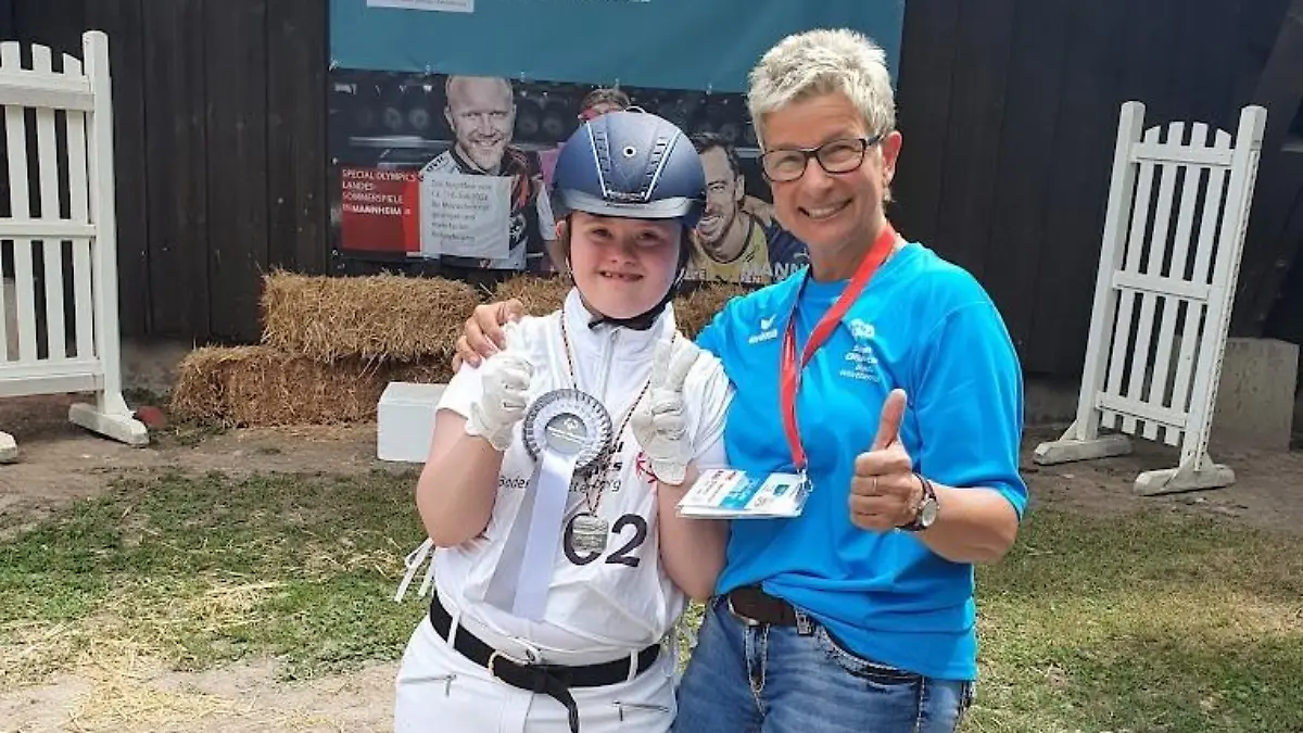 Tochter Cora posiert bei den Special Olympics Landessommerspielen 2022 mit ihrer Mutter Beate Begelmann.
