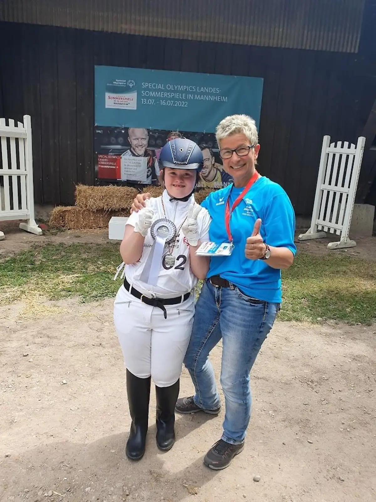 Tochter Cora posiert bei den Special Olympics Landessommerspielen 2022 mit ihrer Mutter Beate Begelmann.