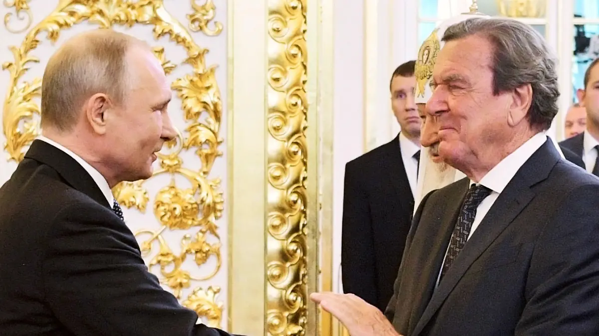 ARCHIV - 07.05.2018, Russland, Moskau: Das von der staatlichen russischen Nachrichtenagentur Sputnik veröffentlichte Poolfoto zeigt Gerhard Schröder (r), ehemaliger deutscher Bundeskanzler, gibt Wladimir Putin (l), Präsident von Russland, bei dessen vierter Amtseinführung im Kreml die Hand. Schröder ist in Moskau, um mit Putin Gespräche über den Ukraine-Krieg zu führen. Nach dpa-Informationen fand ein erstes Gespräch zwischen Schröder und Putin am Donnerstag statt. (zu dpa: «Schröder zu Gesprächen mit Putin über Ukraine-Krieg in Moskau») Foto: Alexei Druzhinin/POOL SPUTNIK KREMLIN via AP/dpa +++ dpa-Bildfunk +++