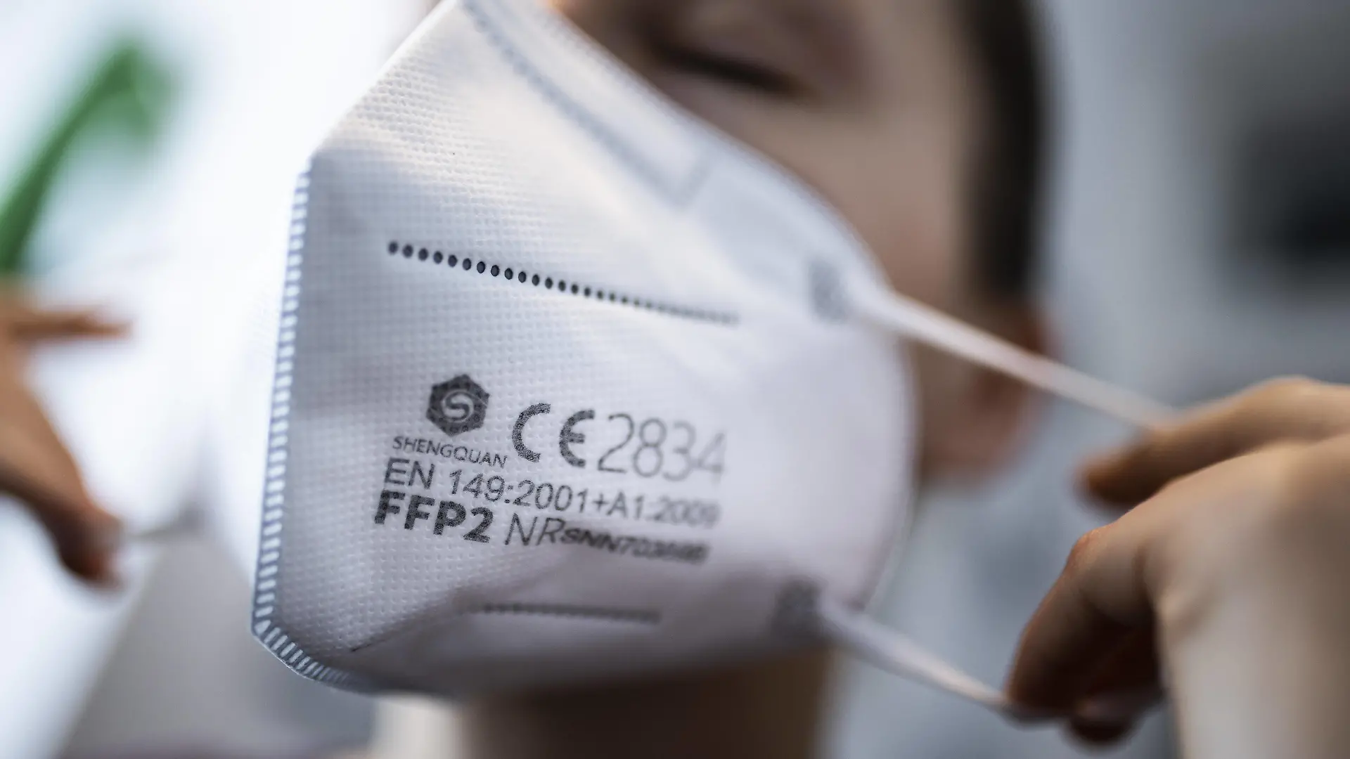 Eine Frau setzt eine FFP2-Maske auf, aufgenommen in Berlin, 15.01.2021. Aufgrund des sich noch immer ausbreitenden Corona-Viruses gibt es eine Diskussion ueber eine generelle Pflicht zum Tragen eines FFP2-Mundschutzes. Berlin Deutschland *** A woman puts on a FFP2 mask, taken in Berlin, 15 01 2021 Due to the still spreading Corona virus there is a discussion about a general obligation to wear a FFP2 mask Berlin Germany Copyright: xFlorianxGaertner/photothek.dex