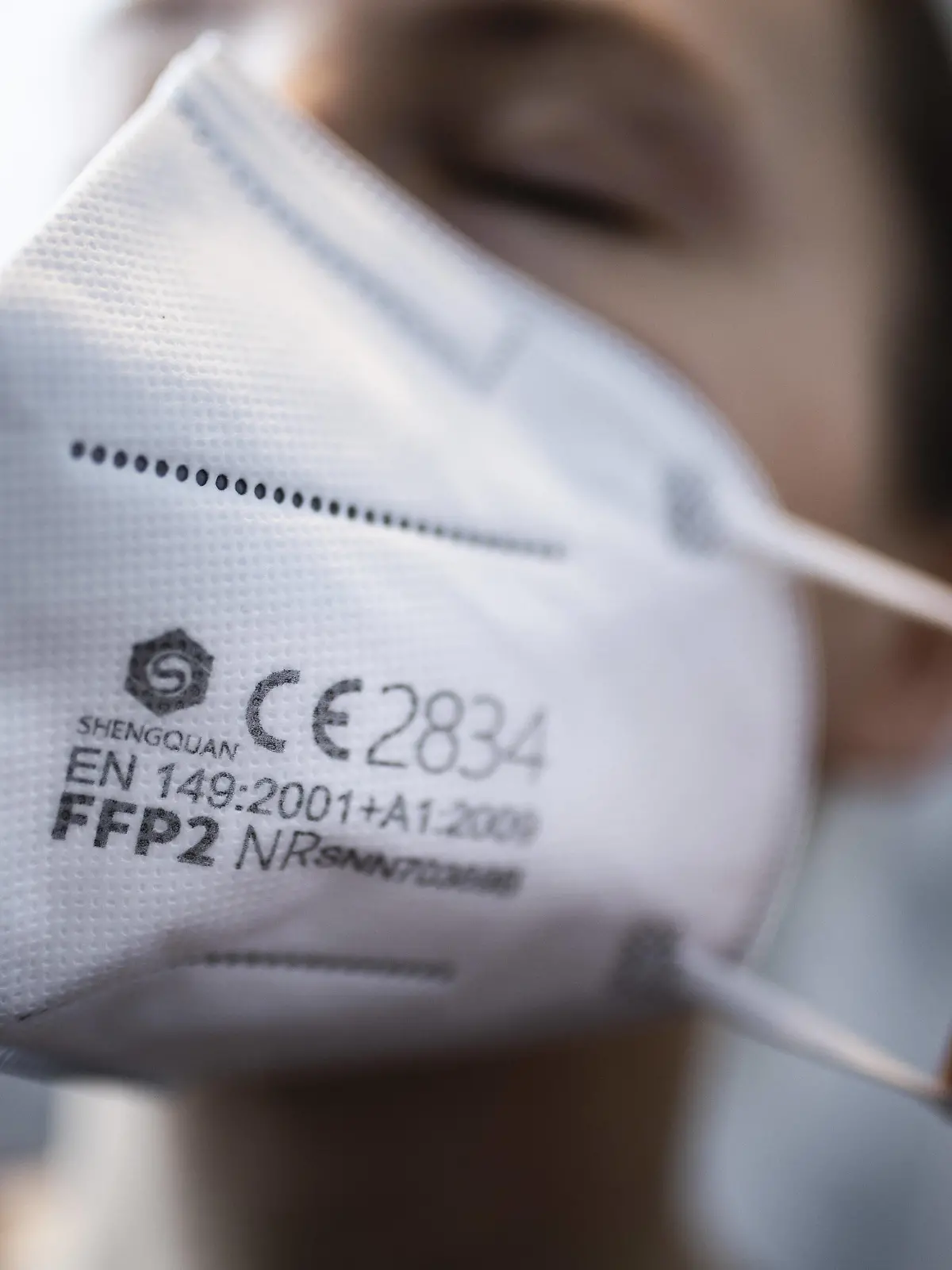  Eine Frau setzt eine FFP2-Maske auf, aufgenommen in Berlin, 15.01.2021. Aufgrund des sich noch immer ausbreitenden Corona-Viruses gibt es eine Diskussion ueber eine generelle Pflicht zum Tragen eines FFP2-Mundschutzes. Berlin Deutschland *** A woman puts on a FFP2 mask, taken in Berlin, 15 01 2021 Due to the still spreading Corona virus there is a discussion about a general obligation to wear a FFP2 mask Berlin Germany Copyright: xFlorianxGaertner/photothek.dex