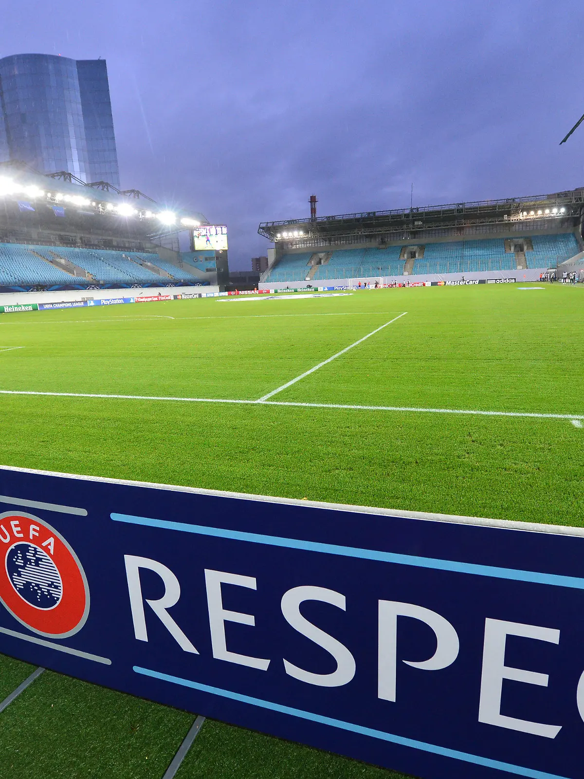 ARCHIV - 30.09.2014, Russland, Moskau: Die leere Khimki Arena vor dem Fußballspiel der UEFA Champions League Gruppe E zwischen ZSKA Moskau und Bayern München. Russlands Mannschaften bleiben nach dem Angriff Russlands auf die Ukraine von europäischen Fußball-Wettbewerben vorerst ausgeschlossen. Der Internationale Sportgerichtshof Cas traf in seinem Urteil am Dienstag nach einem entsprechenden Einspruch des russischen Verbandes zunächst noch keine Entscheidung zum Ausschluss der russischen Nationalmannschaft aus der WM-Qualifikation. Foto: picture alliance / dpa +++ dpa-Bildfunk +++
