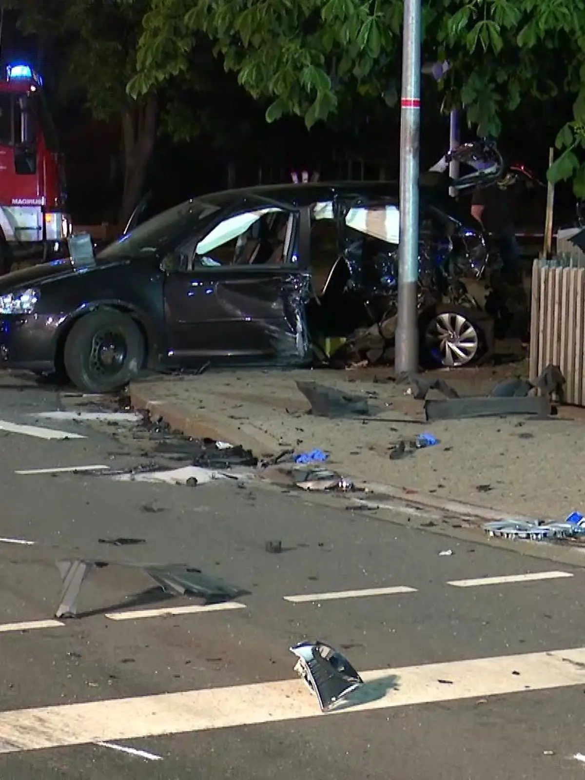 Die Unfallnacht im Juni 2022: Überall liegen Autoteile, im Hintergrund steht der Wagen der Familie.