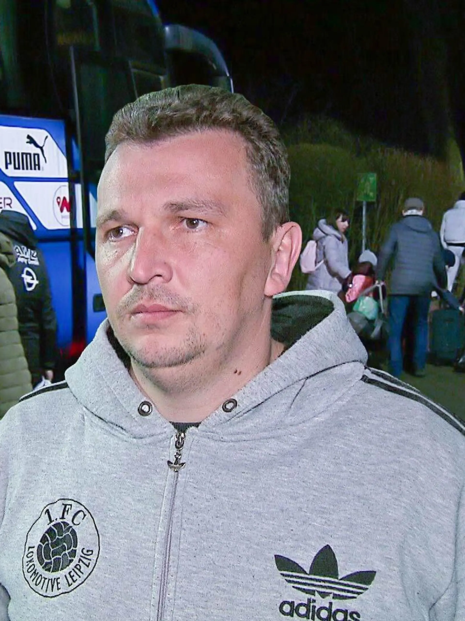 Seit wenigen Stunden sind 49 Kinder aus einem ukrainischen Jugendheim in Deutschland. Dass sie nach 37 Stunden Busfahrt eine neue Bleibe ohne Kriegswirren und eine Perspektive auf eine bessere Zukunft haben, ist Verdienst vieler Menschen. In erster Linie aber von David Albrecht. Der 38-Jährige hat in kürzester Zeit ein Kinderheim in Lage (Nordrhein-Westfalen) aus dem Boden gestampft. Und die kleinen Bewohner eines Waisenhauses in der zerstörten ukrainischen Stadt Mariupol durch Rumänien und Tschechien nach Ostwestfalen gebracht. Mehr dazu – in unserem Video.