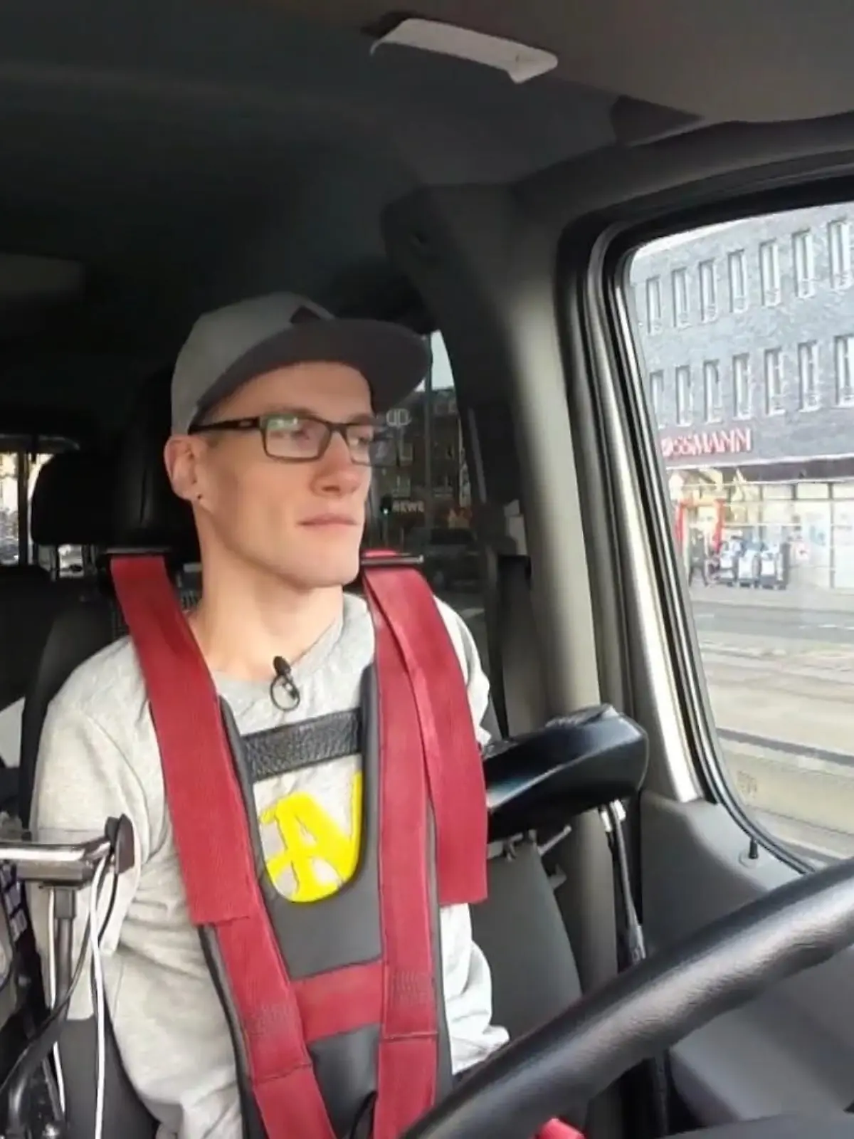 Bild zu: "Janis (30) lebt ohne Arme und Beine"