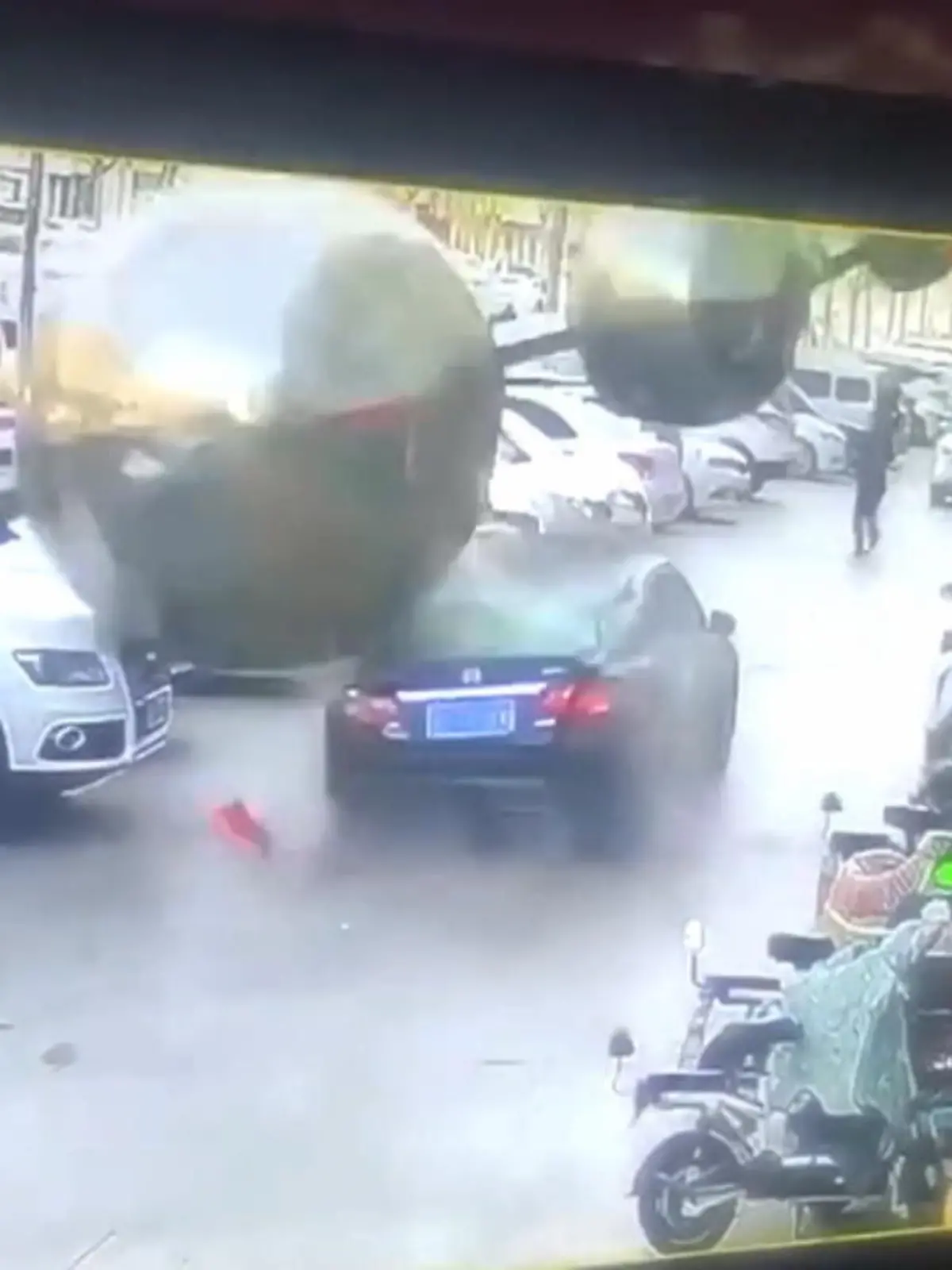 Es sind nur wenige Zentimeter, die diese Geschichte gut ausgehen lassen: In China ist ein Blitzableiter vom Dach gefallen – und ist auf dieses Auto gekracht.
