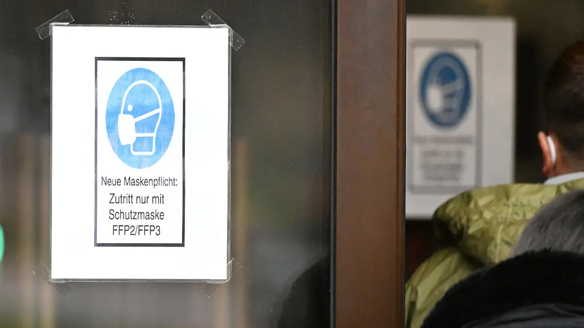 15.03.2022, Baden-Württemberg, Stuttgart: Ein Hinweisschild zum Tragen von Schutzmasken hängt an einer Eingangstür zu einer Gaststätte. Wegen der hohen Infektionszahlen will Baden-Württemberg die Corona-Regeln am 20. März noch nicht vollständig auslaufen lassen. (zu dpa: «Baden-Württemberg hält an Maskenpflicht in Innenräumen fest») Foto: Bernd Weißbrod/dpa +++ dpa-Bildfunk +++