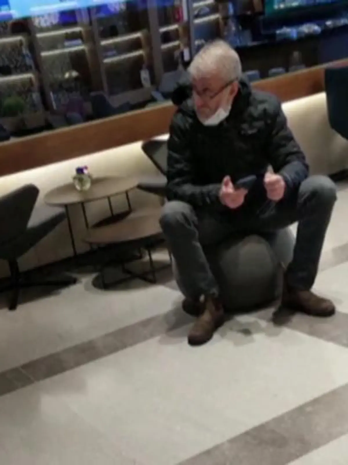 Der russische Oligarch Roman Abramowitsch soll bereits am Sonntag mit seinem Privatjet von London nach Tel Aviv geflogen sein. Von da aus ging es weiter nach Istanbul und schließlich nach Moskau.  In Folge der Sanktionen Großbritanniens hat der Milliardär bereits seinen Fußballclub, den FC Chelsea, verloren. Zu dem sollen seine europäischen Konten eingefroren sein und es drohen ihm Einreisebeschränkungen.