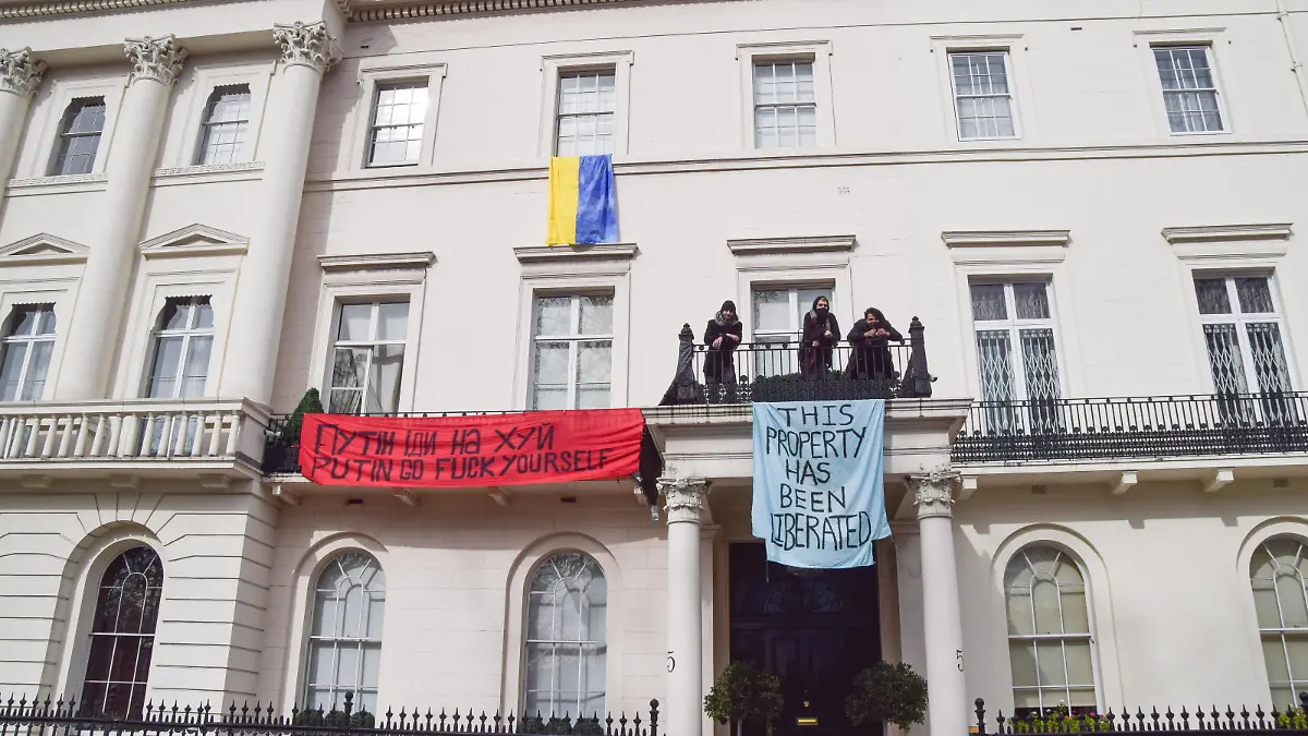 News Bilder des Tages March 14, 2022, London, England, United Kingdom: At least four activists occupied a mansion in Belgrave Square owned by Russian oligarch Oleg Deripaska, in protest against Russia s ongoing attack on Ukraine. The protesters hung a Ukrainian flag, and banners reading This property has been liberated , Putin go fuck yourself and All Tories are oligarchs London United Kingdom - ZUMAv130 20220314_zip_v130_005 Copyright: xVukxValcicx
