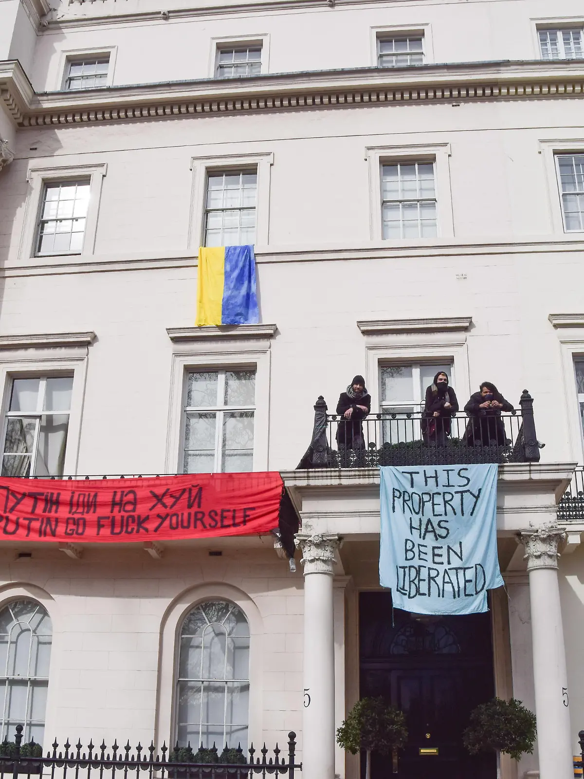 News Bilder des Tages March 14, 2022, London, England, United Kingdom: At least four activists occupied a mansion in Belgrave Square owned by Russian oligarch Oleg Deripaska, in protest against Russia s ongoing attack on Ukraine. The protesters hung a Ukrainian flag, and banners reading This property has been liberated , Putin go fuck yourself and All Tories are oligarchs London United Kingdom - ZUMAv130 20220314_zip_v130_005 Copyright: xVukxValcicx