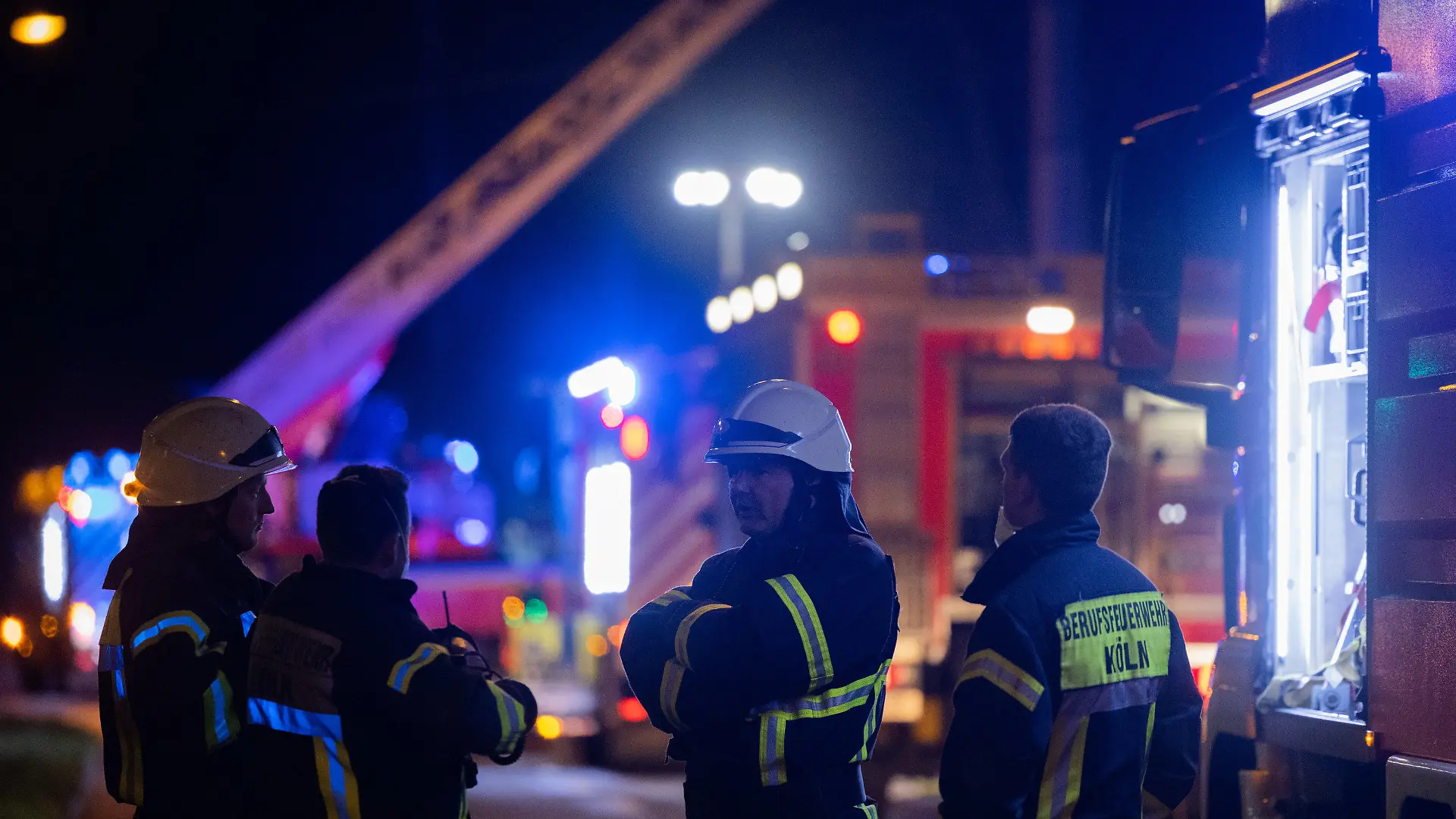 15.03.2022, Nordrhein-Westfalen, Köln: Einsatzkräfte der Feuerwehr arbeiten am Tropenhaus des Kölner Zoos. Im Kölner Zoo ist am Dienstagabend ein Feuer im Tropenhaus ausgebrochen. Anwohner hätten gegen 18.20 Uhr Rauch über dem Zoo gemeldet, sagte eine Sprecherin der Feuerwehr. Vermutlich sei Futter in Brand geraten. Mehr als 50 Einsatzkräfte seien vor Ort. Foto: Rolf Vennenbernd/dpa +++ dpa-Bildfunk +++