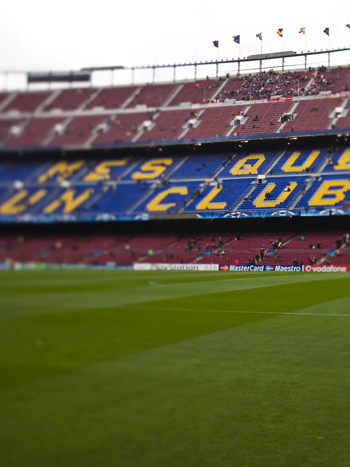 Bildnummer: 04418000  Datum: 08.04.2009  Copyright: imago/Baering
Camp Nou, Heimspielstätte des FC Barcelona; Vdig, quer, Stadion, Fußballstadion, innen, Innenansicht, Tribüne, Tribünen, Rang, Ränge, leer o0 Mes que un club Schriftzug Champions League 2008/2009, FC Barcelona, Barca Barcelona Leere,  Fußball EC 1 Herren Mannschaft Spanien Totale Randmotiv Sportstätte

Image number 04418000 date 08 04 2009 Copyright imago Baering Camp Nou Home venue the FC Barcelona Vdig horizontal Stadium Football stadium indoors Interior view Grandstand Grandstands Rank Ranks empty o0 Mes Que UN Club emblem Champions League 2008 2009 FC Barcelona Barca Barcelona Emptiness Football EC 1 men Team Spain long shot Rand motive venues 