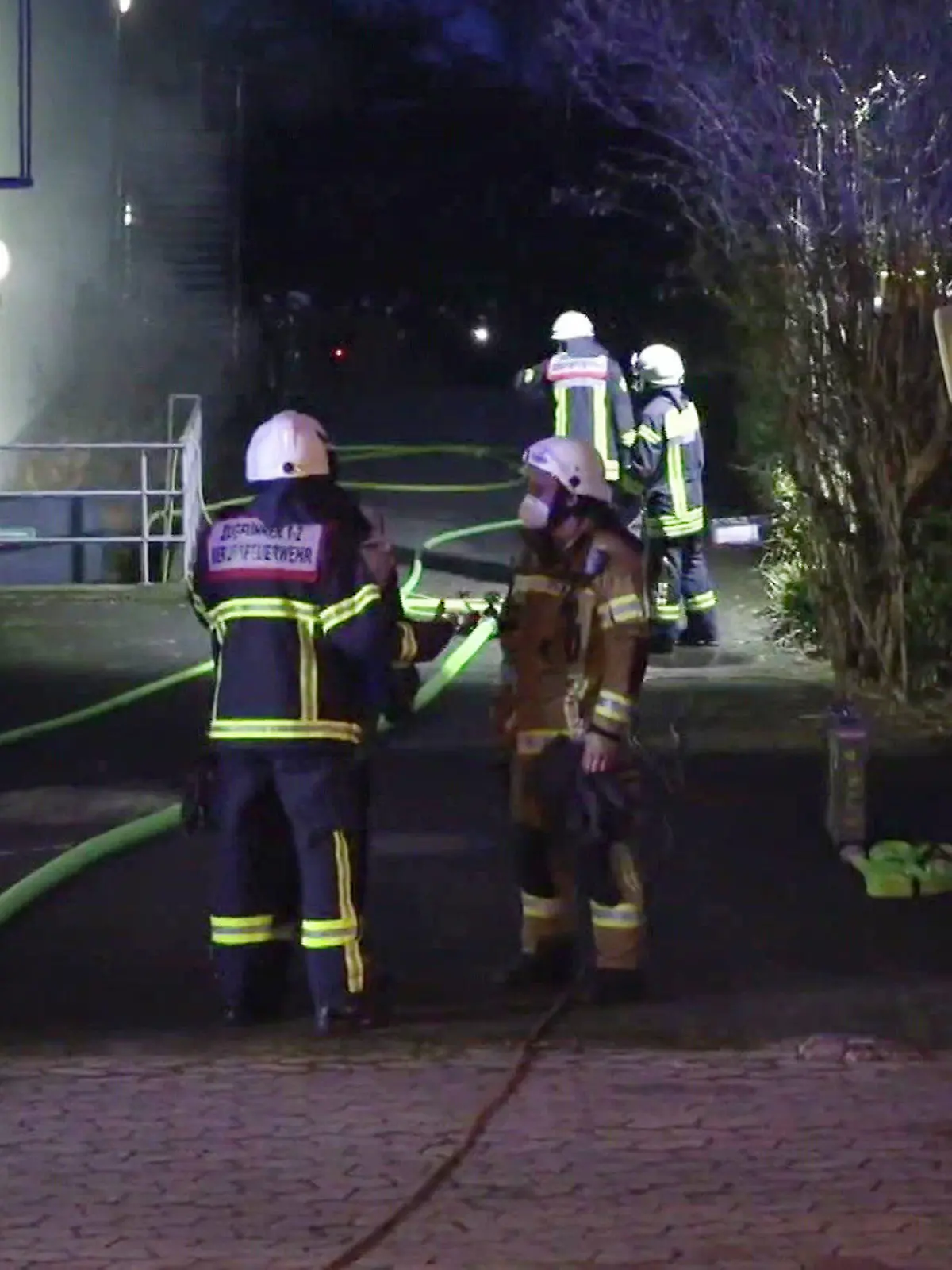 15.03.2022, Nordrhein-Westfalen, Köln: Feuerwehrleute stehen im Kölner Zoo. Dort  ist nach Angaben der Feuerwehr ein Feuer im Tropenhaus ausgebrochen. Anwohner hätten gegen 18.20 Uhr Rauch über dem Zoo gemeldet, sagte eine Sprecherin der Feuerwehr am Dienstagabend. Vermutlich sei Futter in Brand geraten. Mehr als 50 Einsatzkräfte seien vor Ort. Foto: Mirko Wolf/dpa/TNN/dpa +++ dpa-Bildfunk +++