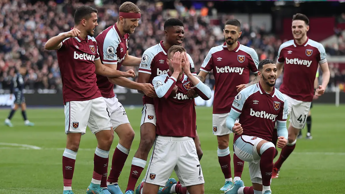 LONDON, ENGLAND - MARCH 13: Andriy Yarmolenko of West Ham United celebrates with teammates after scoring their side's first goal during the Premier League match between West Ham United and Aston Villa at London Stadium on March 13, 2022 in London, England. (Photo by Julian Finney/Getty Images)