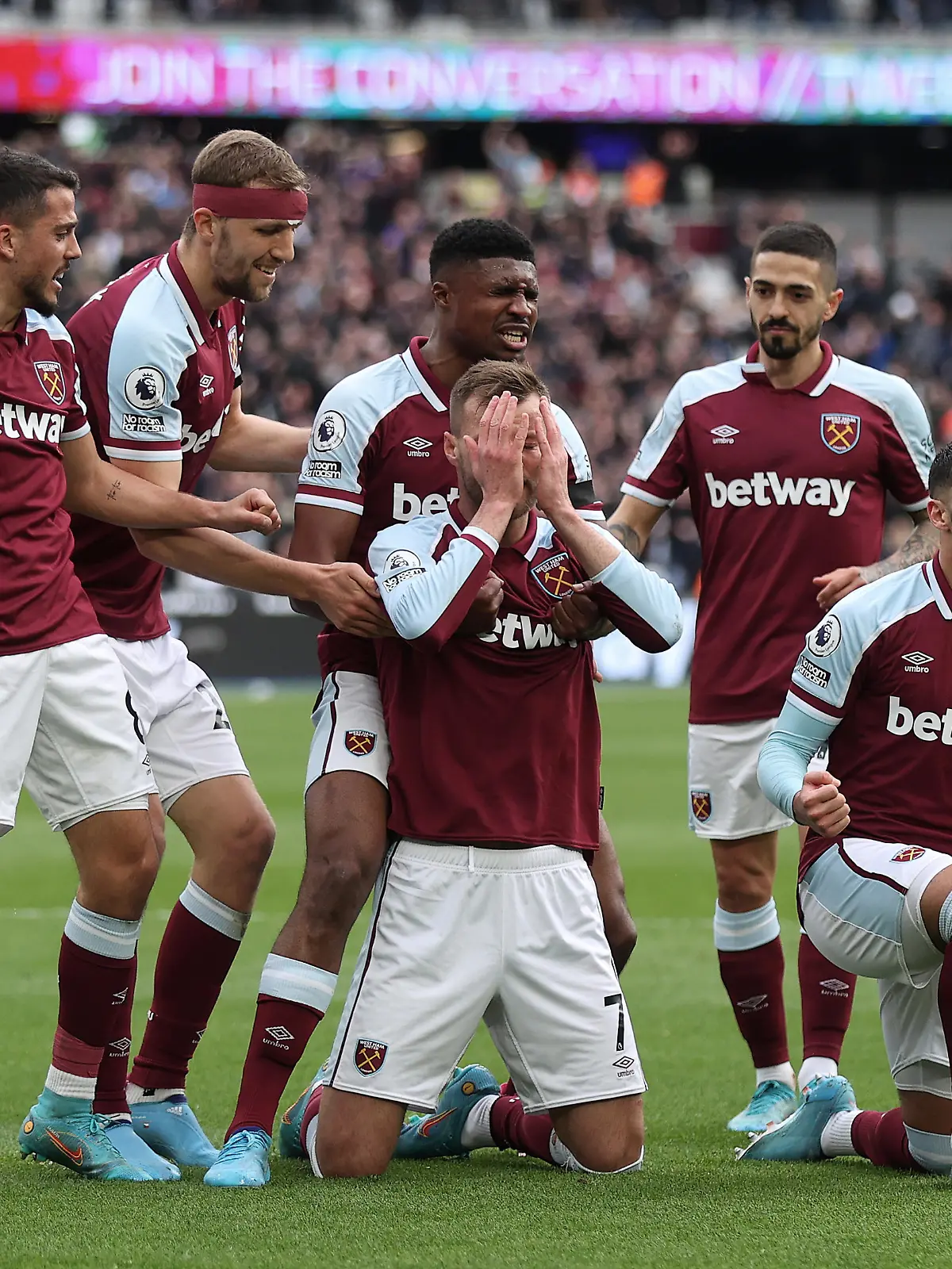 LONDON, ENGLAND - MARCH 13: Andriy Yarmolenko of West Ham United celebrates with teammates after scoring their side's first goal during the Premier League match between West Ham United and Aston Villa at London Stadium on March 13, 2022 in London, England. (Photo by Julian Finney/Getty Images)